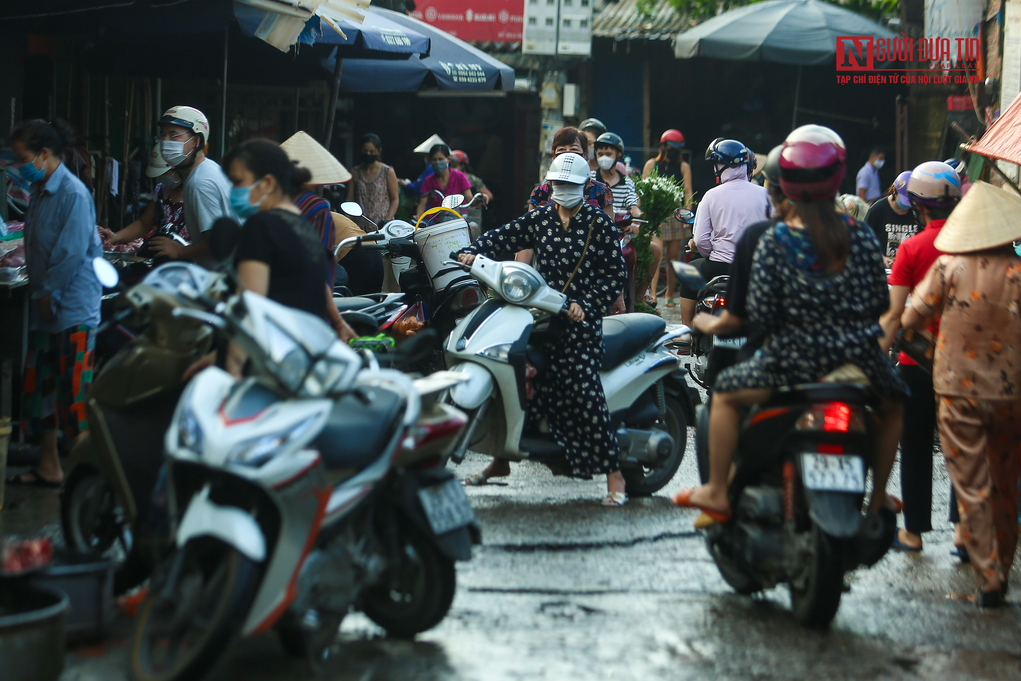 Tiêu dùng & Dư luận - Chợ dân sinh Hà Nội tấp nập từ sáng sớm trong ngày đầu giãn cách xã hội (Hình 3).