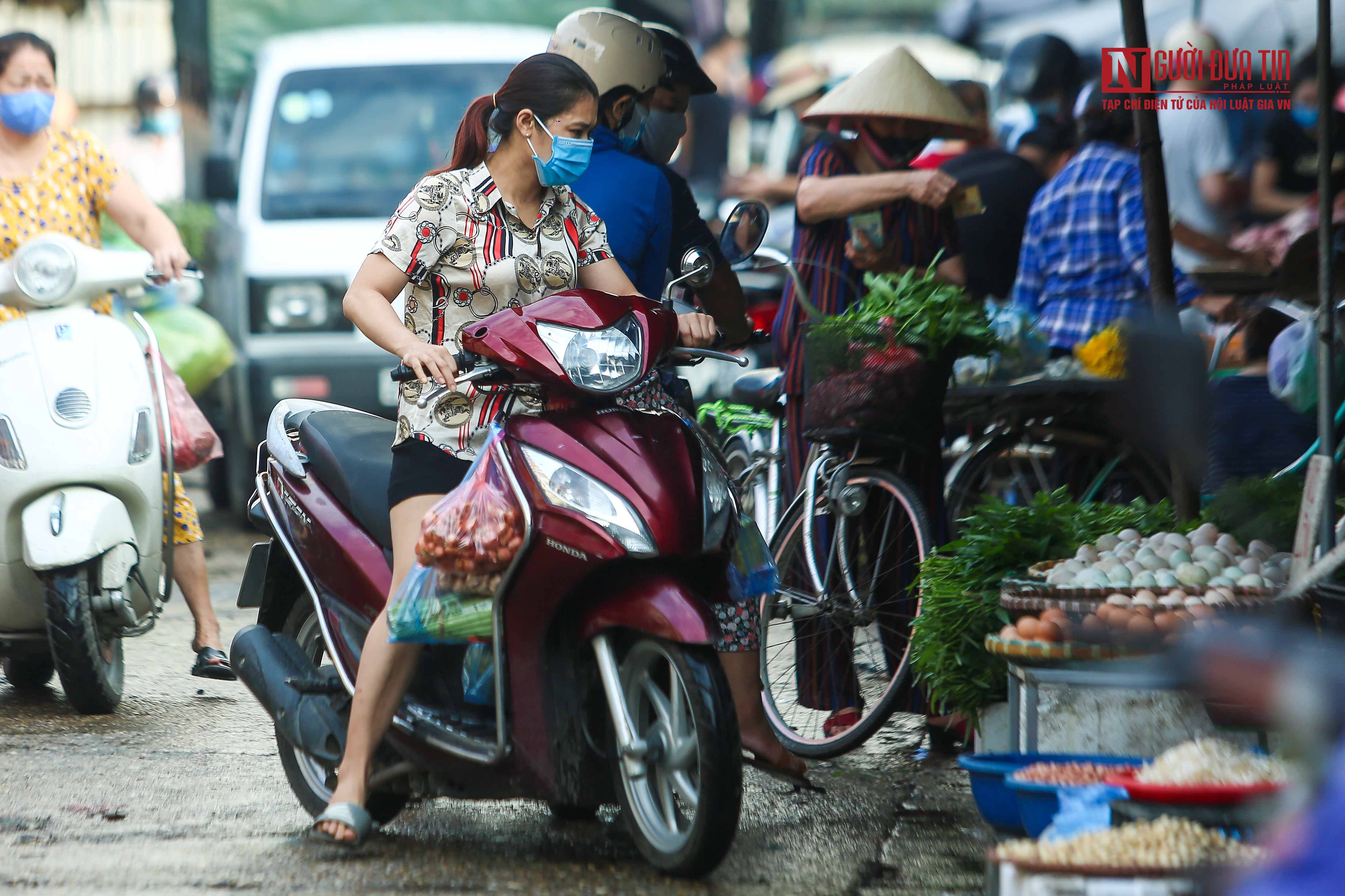 Tiêu dùng & Dư luận - Chợ dân sinh Hà Nội tấp nập từ sáng sớm trong ngày đầu giãn cách xã hội (Hình 9).