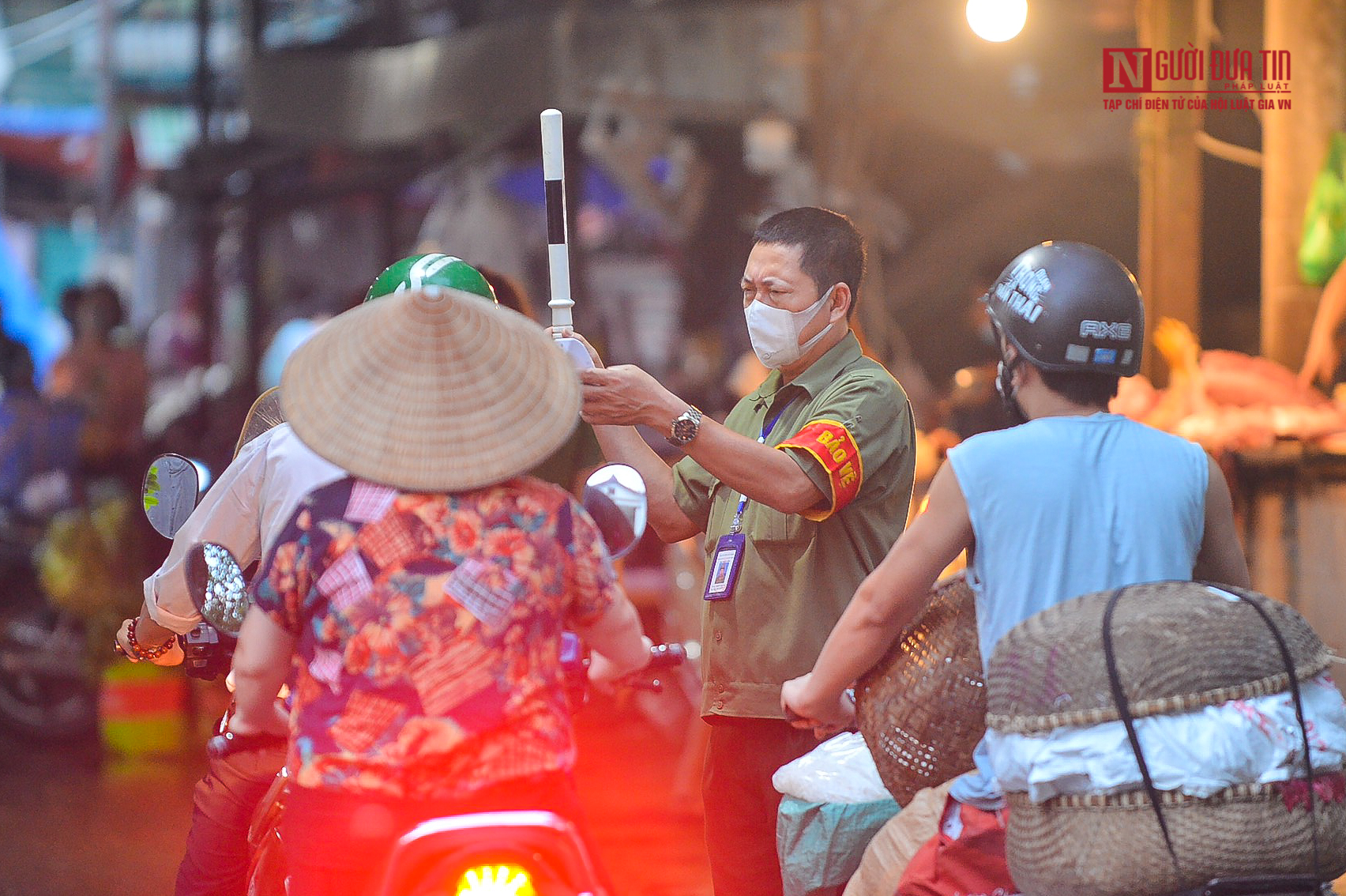 Tiêu dùng & Dư luận - Chợ dân sinh Hà Nội tấp nập từ sáng sớm trong ngày đầu giãn cách xã hội