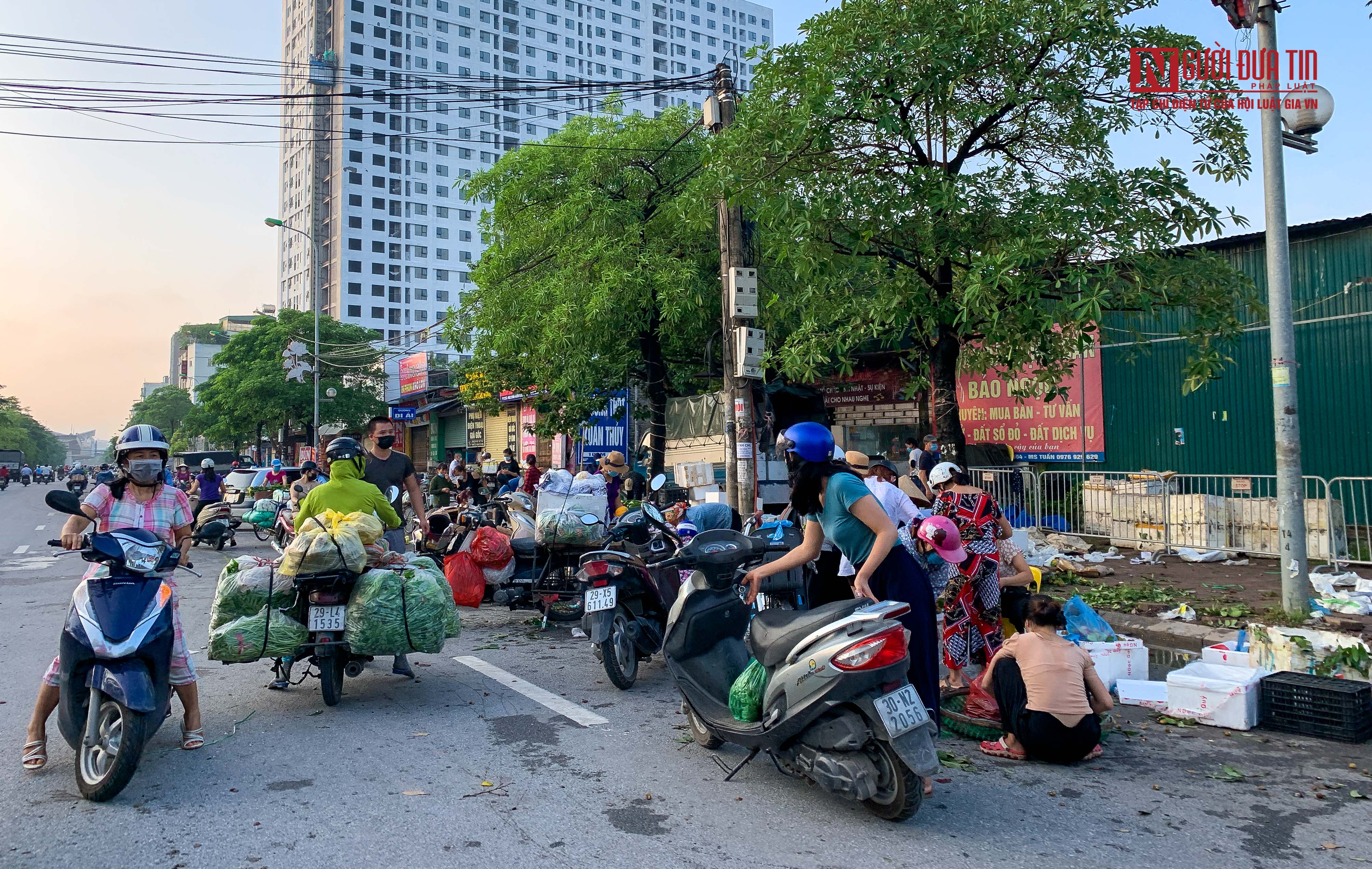 Tiêu dùng & Dư luận - Chợ dân sinh Hà Nội tấp nập từ sáng sớm trong ngày đầu giãn cách xã hội (Hình 2).