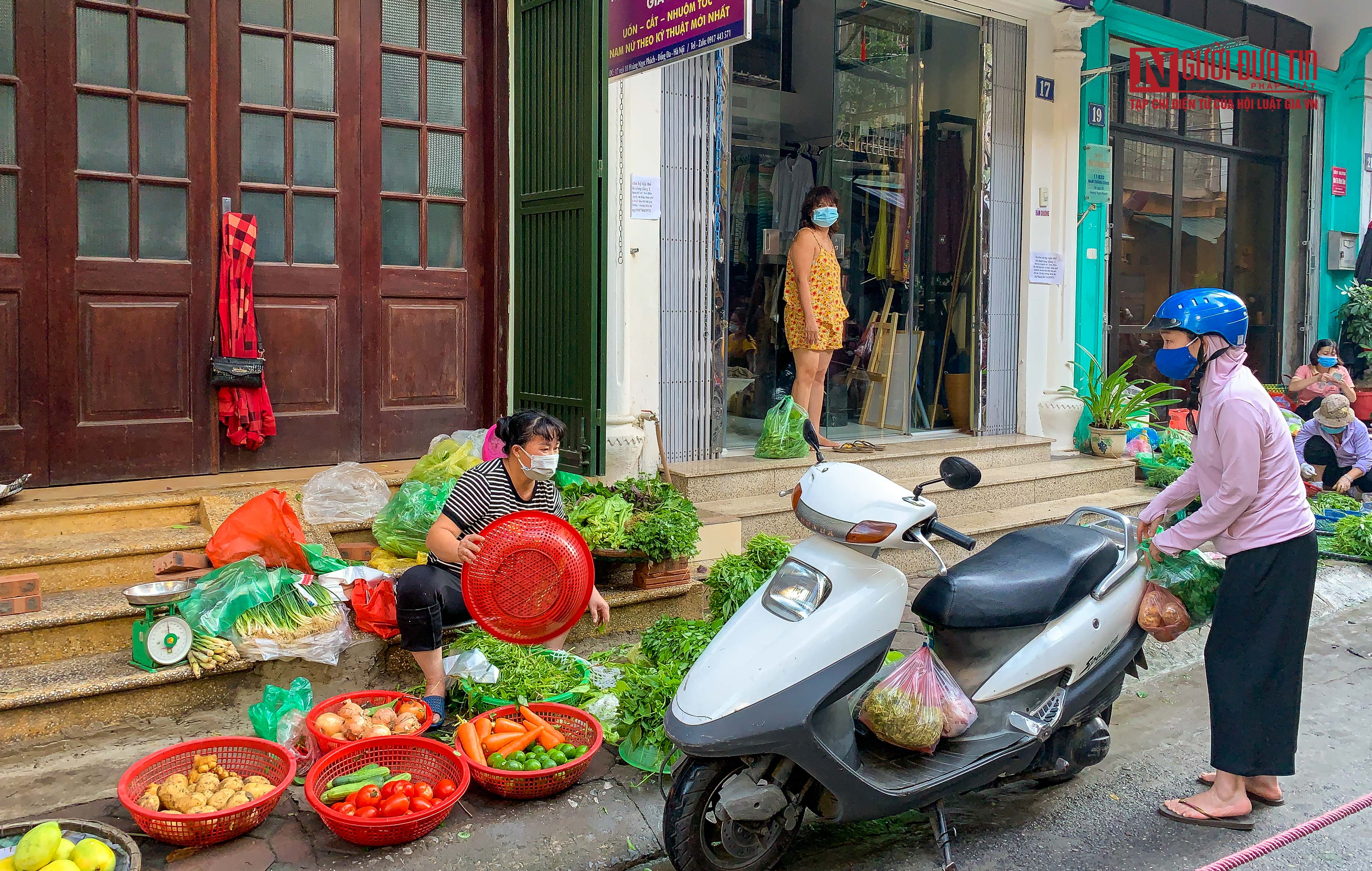 Tiêu dùng & Dư luận - Chợ dân sinh Hà Nội tấp nập từ sáng sớm trong ngày đầu giãn cách xã hội (Hình 14).