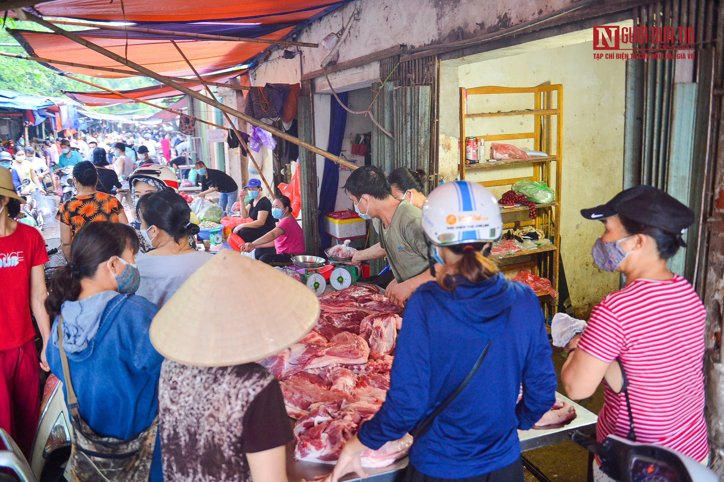 Tiêu dùng & Dư luận - Chợ dân sinh Hà Nội tấp nập từ sáng sớm trong ngày đầu giãn cách xã hội (Hình 4).