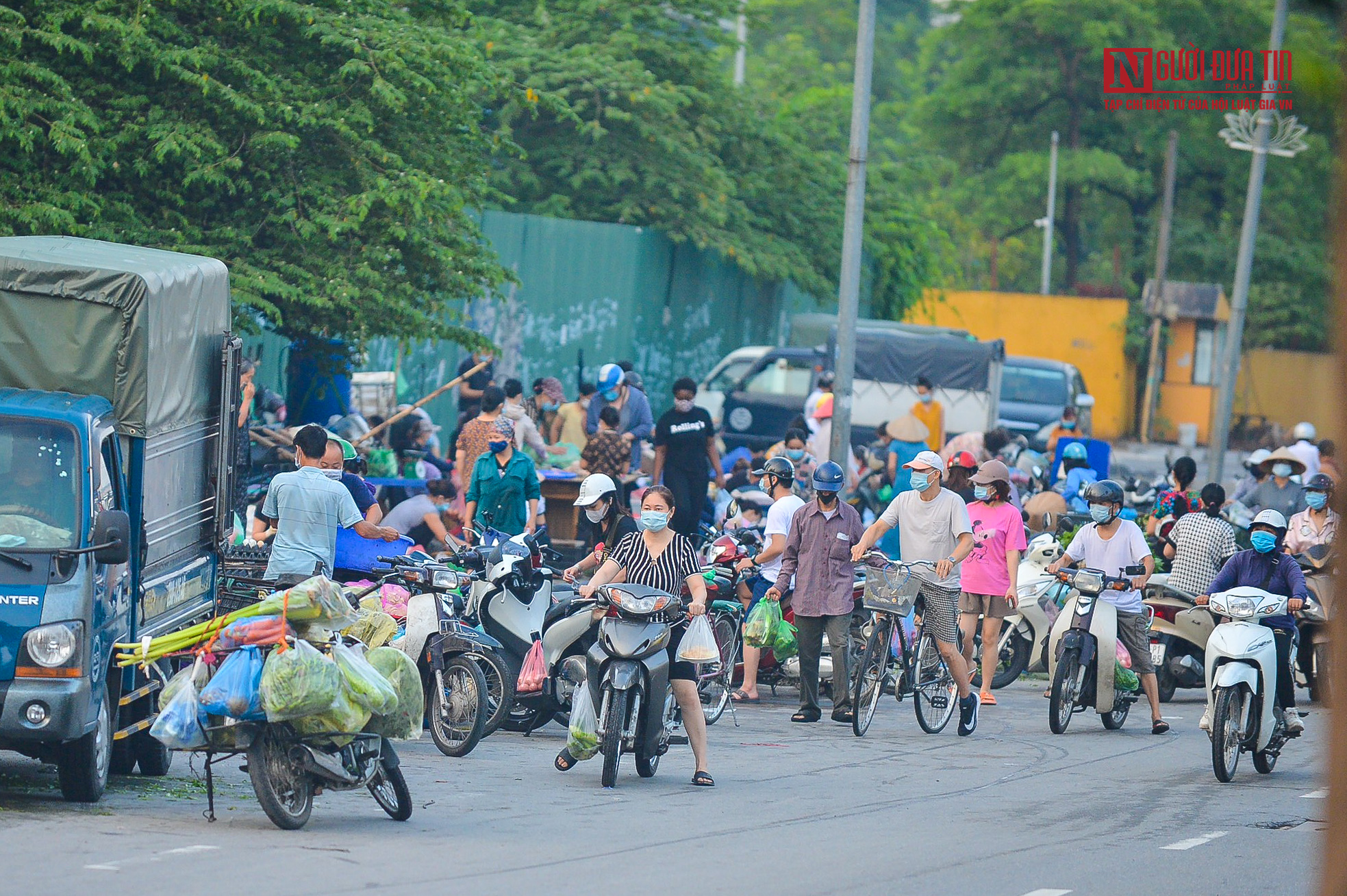 Tiêu dùng & Dư luận - Chợ dân sinh Hà Nội tấp nập từ sáng sớm trong ngày đầu giãn cách xã hội (Hình 5).