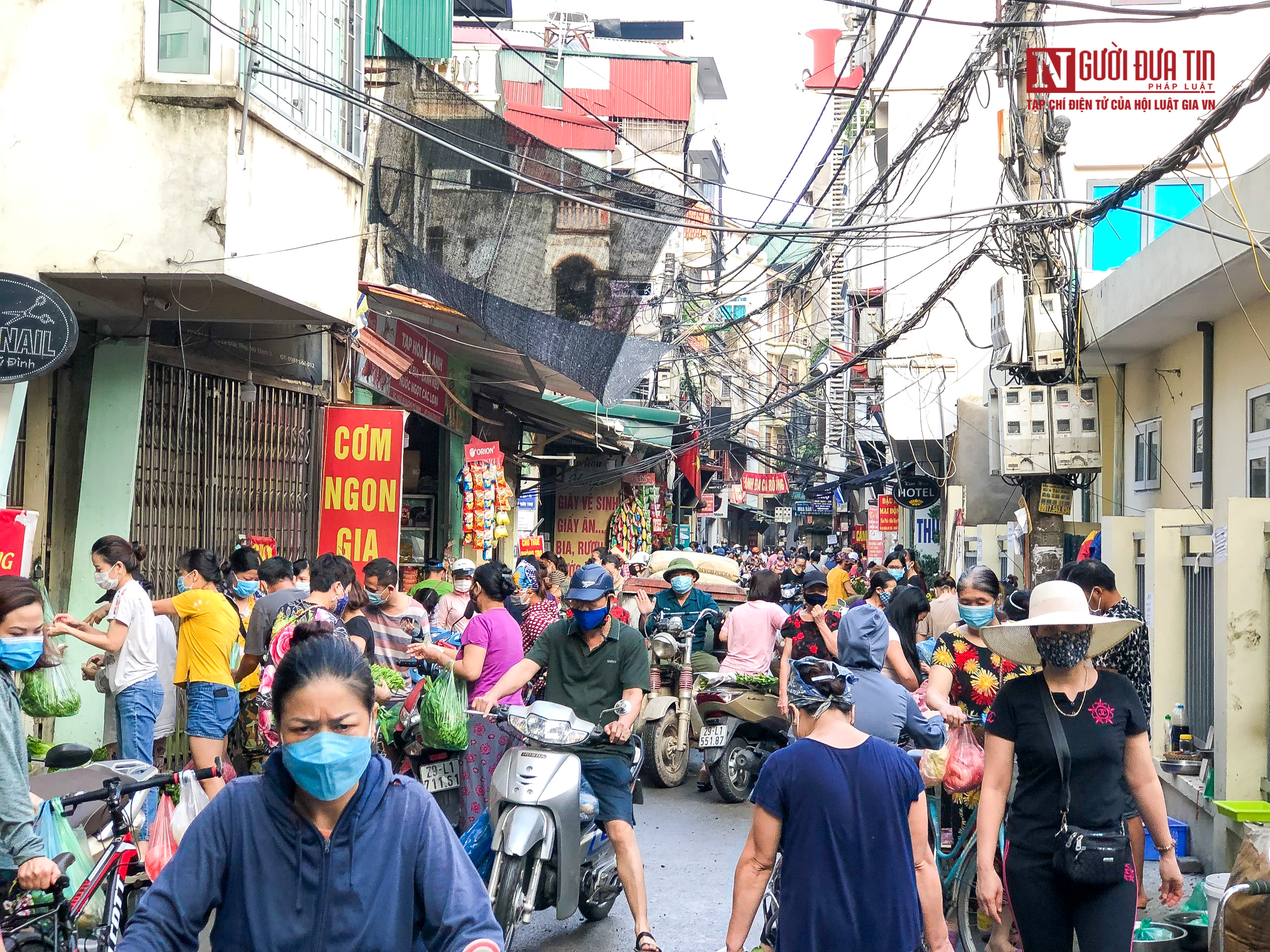 Tiêu dùng & Dư luận - Chợ dân sinh Hà Nội tấp nập từ sáng sớm trong ngày đầu giãn cách xã hội (Hình 6).