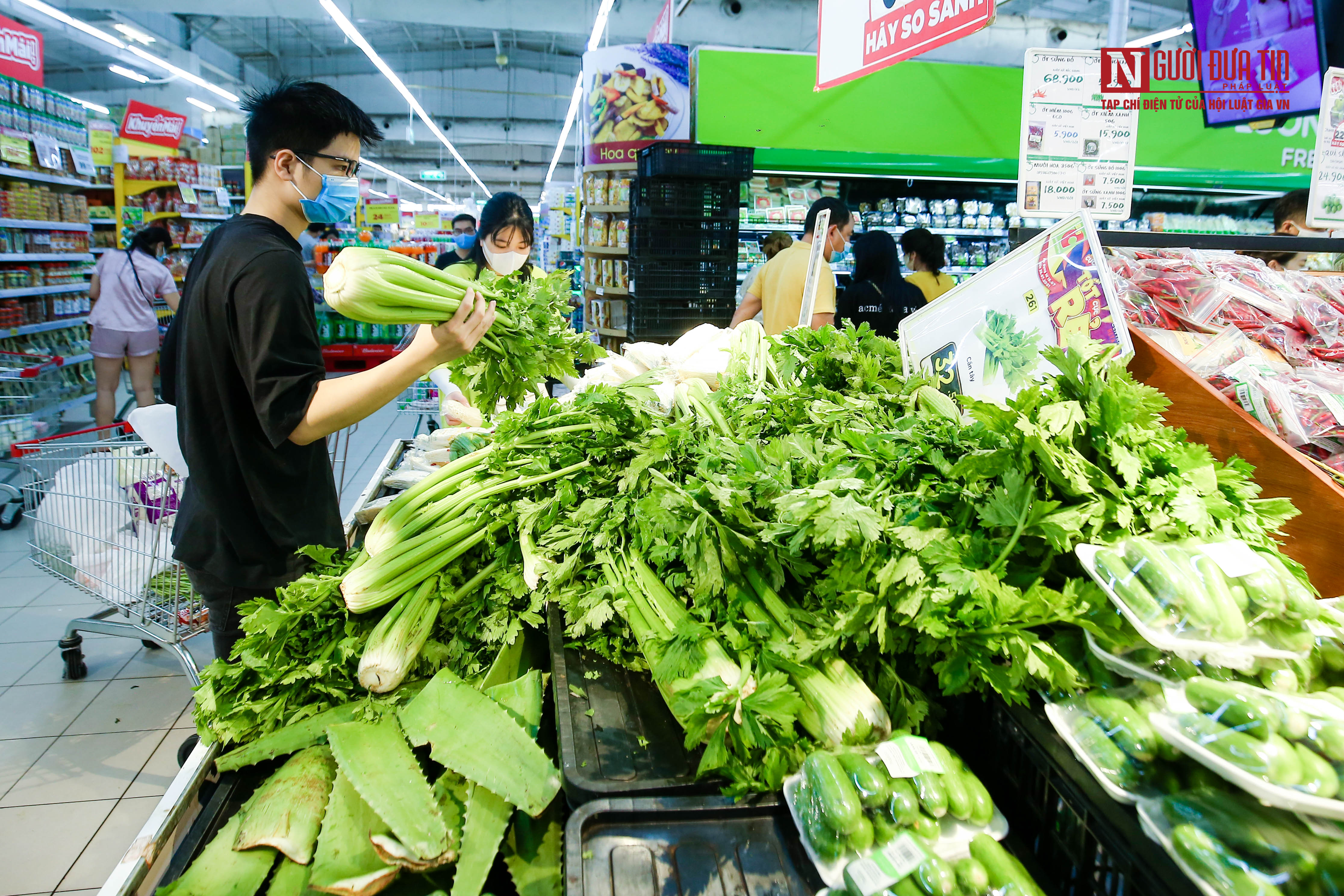 Tiêu dùng & Dư luận - Kệ hàng siêu thị đầy ắp, bán bình ổn giá ngày đầu Hà Nội giãn cách xã hội (Hình 10).