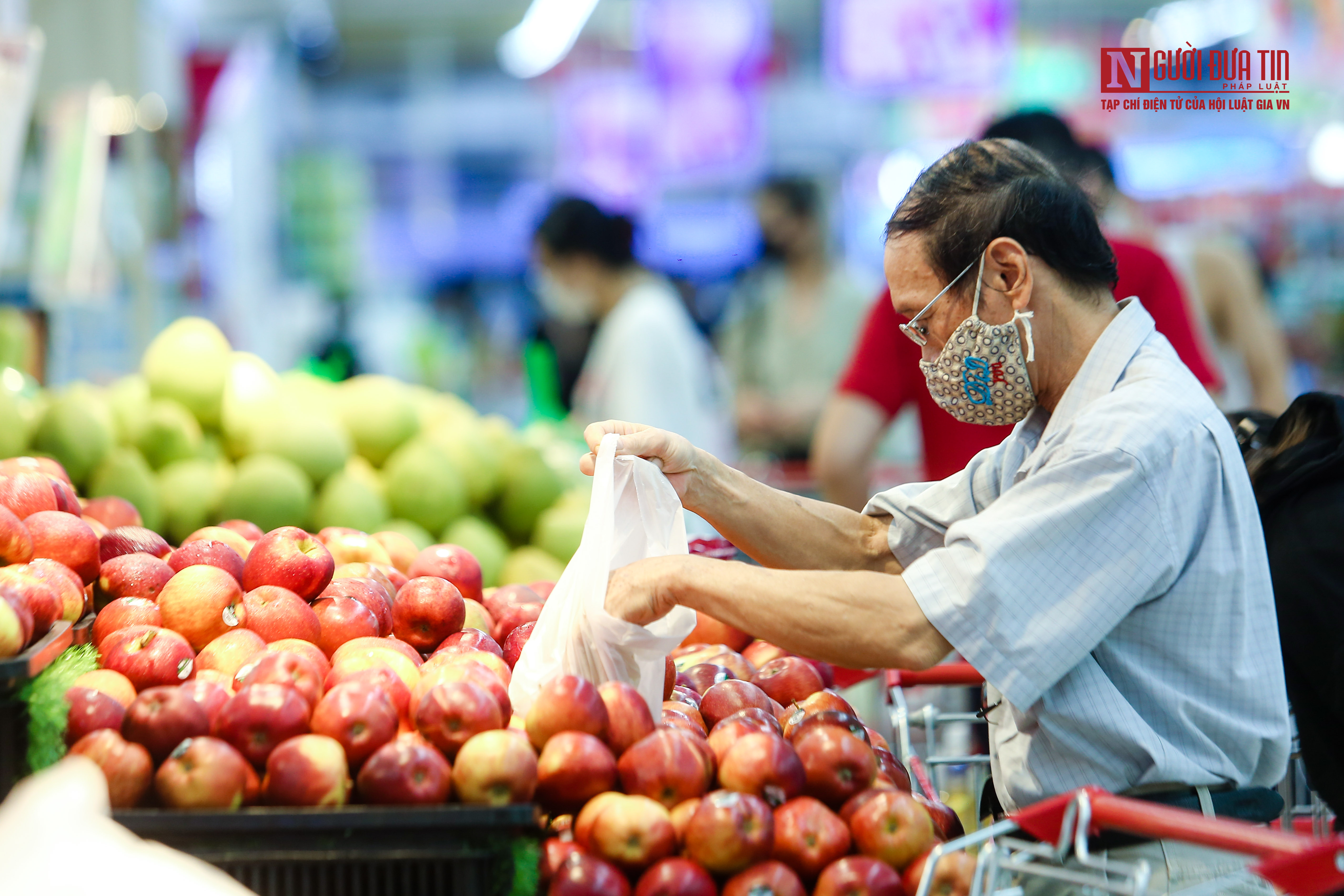 Tiêu dùng & Dư luận - Kệ hàng siêu thị đầy ắp, bán bình ổn giá ngày đầu Hà Nội giãn cách xã hội (Hình 14).