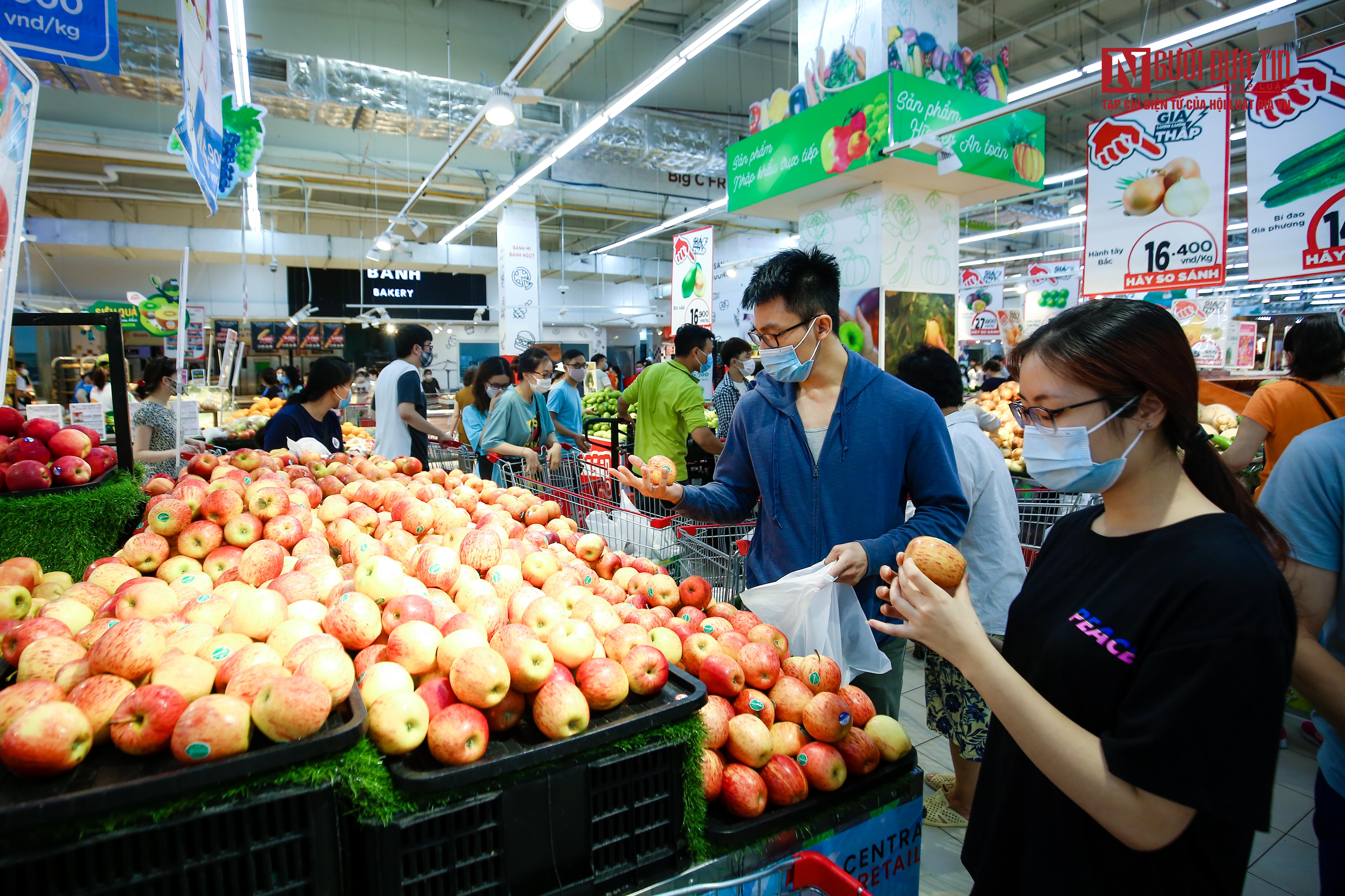 Tiêu dùng & Dư luận - Kệ hàng siêu thị đầy ắp, bán bình ổn giá ngày đầu Hà Nội giãn cách xã hội (Hình 2).