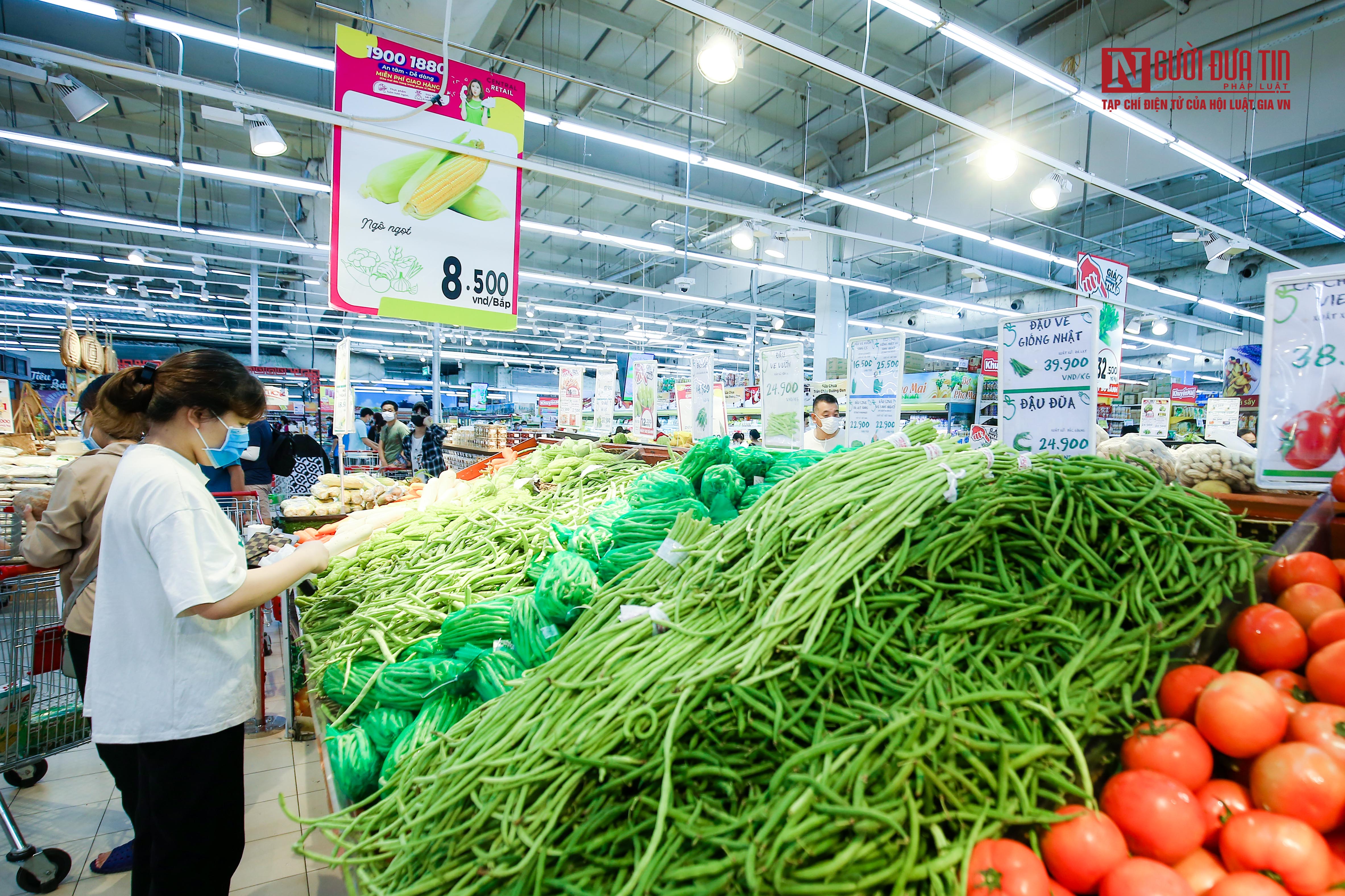 Tiêu dùng & Dư luận - Kệ hàng siêu thị đầy ắp, bán bình ổn giá ngày đầu Hà Nội giãn cách xã hội (Hình 12).