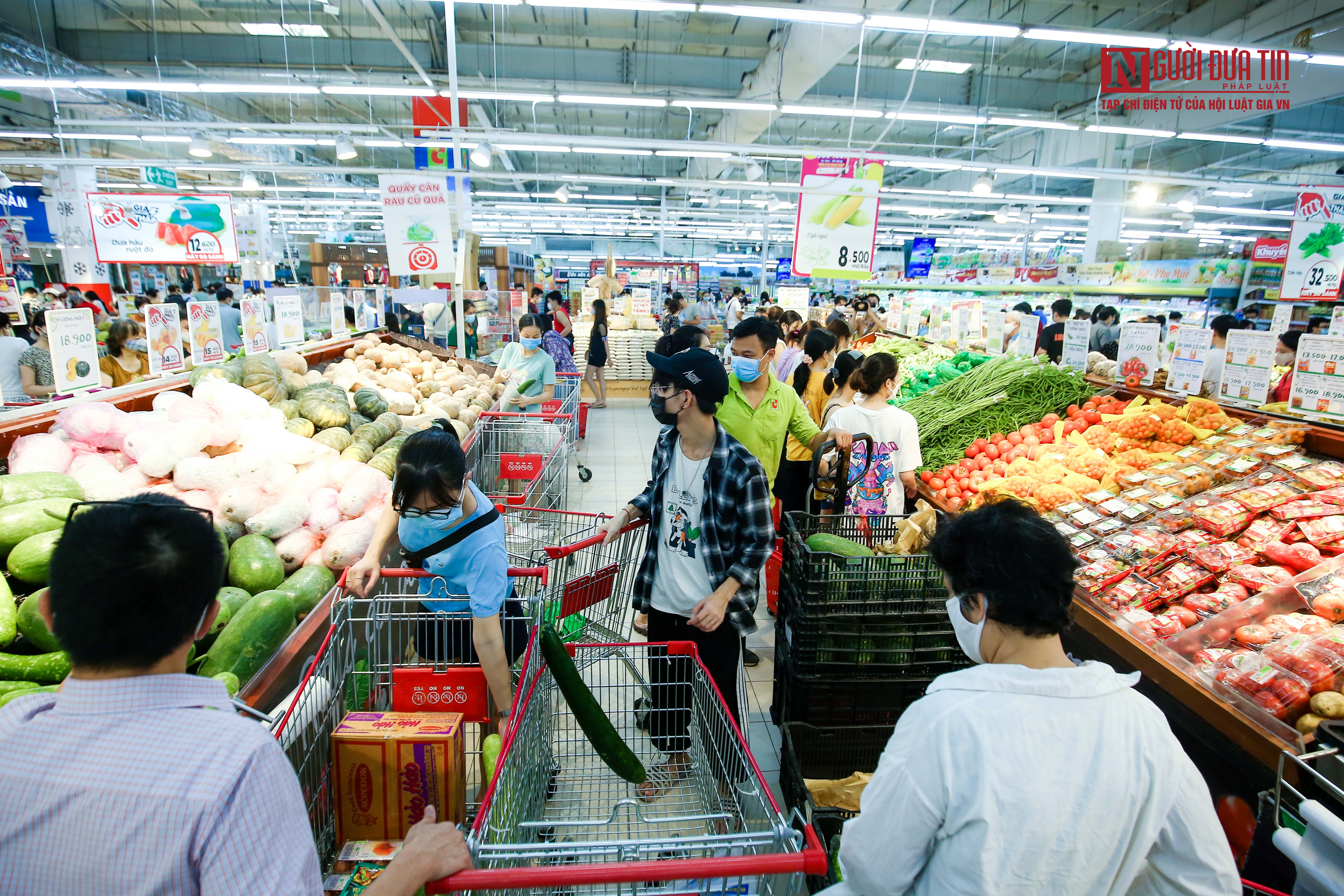 Tiêu dùng & Dư luận - Kệ hàng siêu thị đầy ắp, bán bình ổn giá ngày đầu Hà Nội giãn cách xã hội (Hình 16).