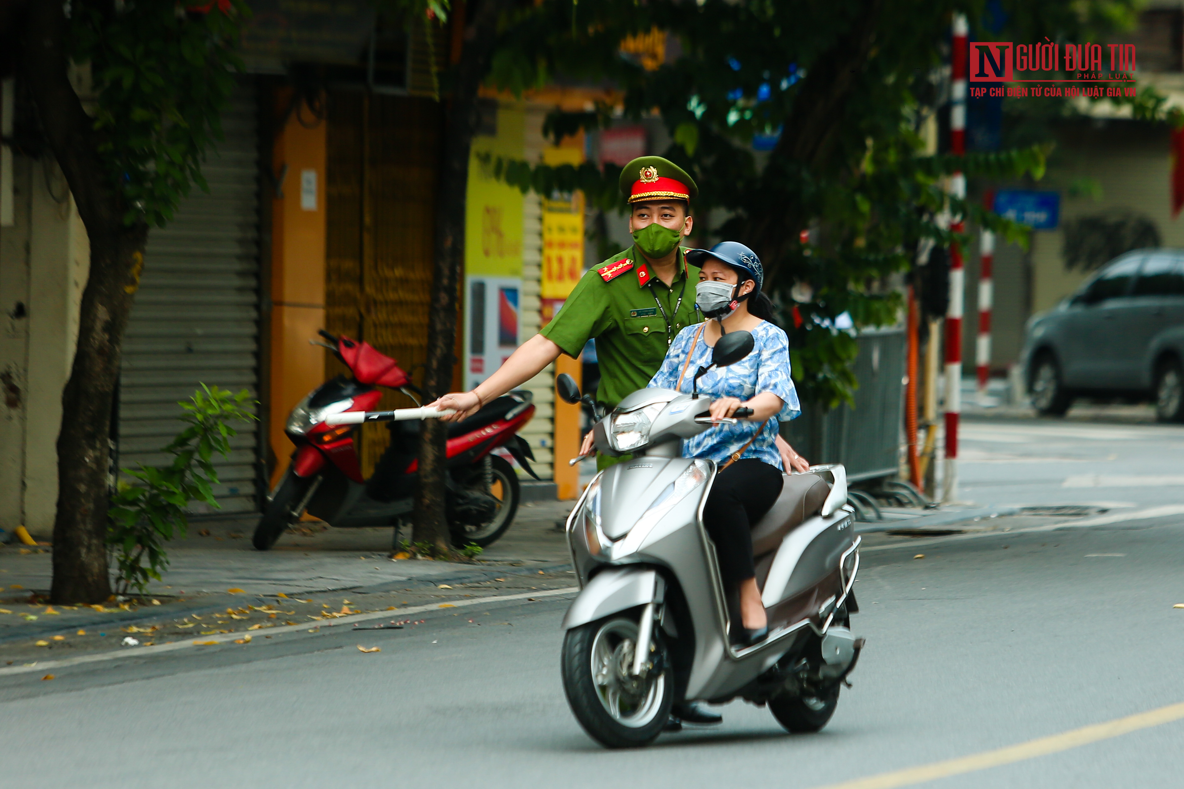 Sự kiện - Đang chạy bộ, người dân bỏ chạy khi gặp lực lượng chức năng (Hình 12).