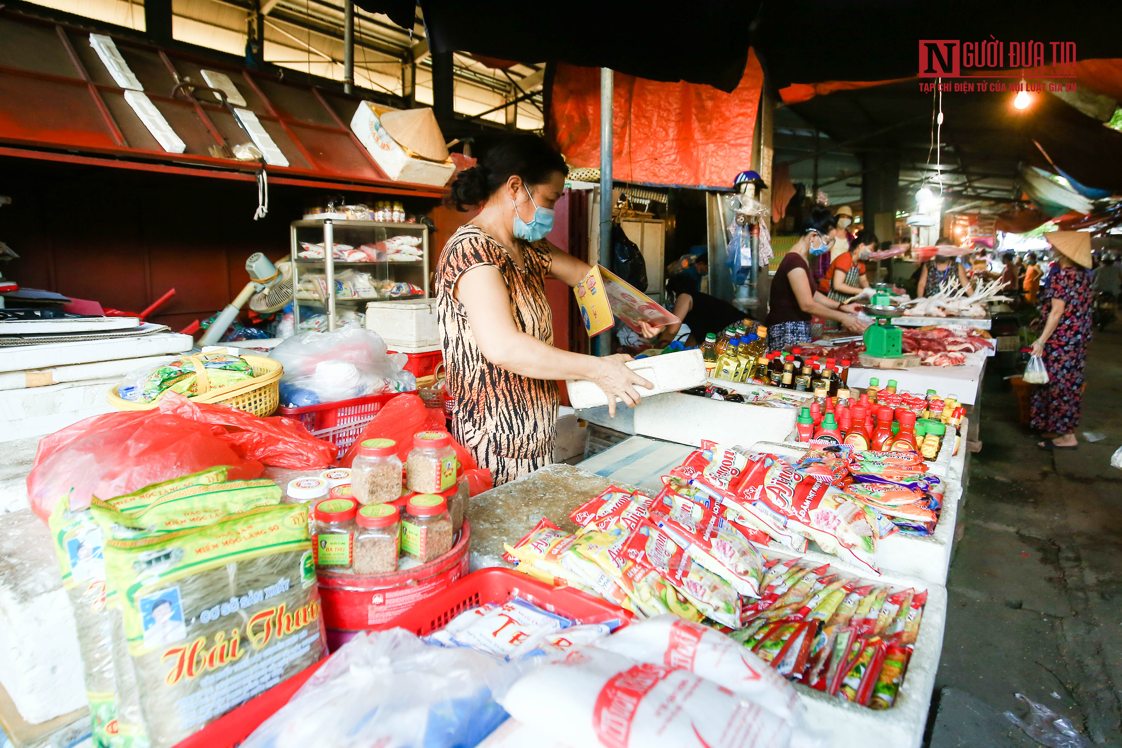 Tiêu dùng & Dư luận - Hà Nội: Người dân đi chợ theo tem phiếu chẵn, lẻ (Hình 7).