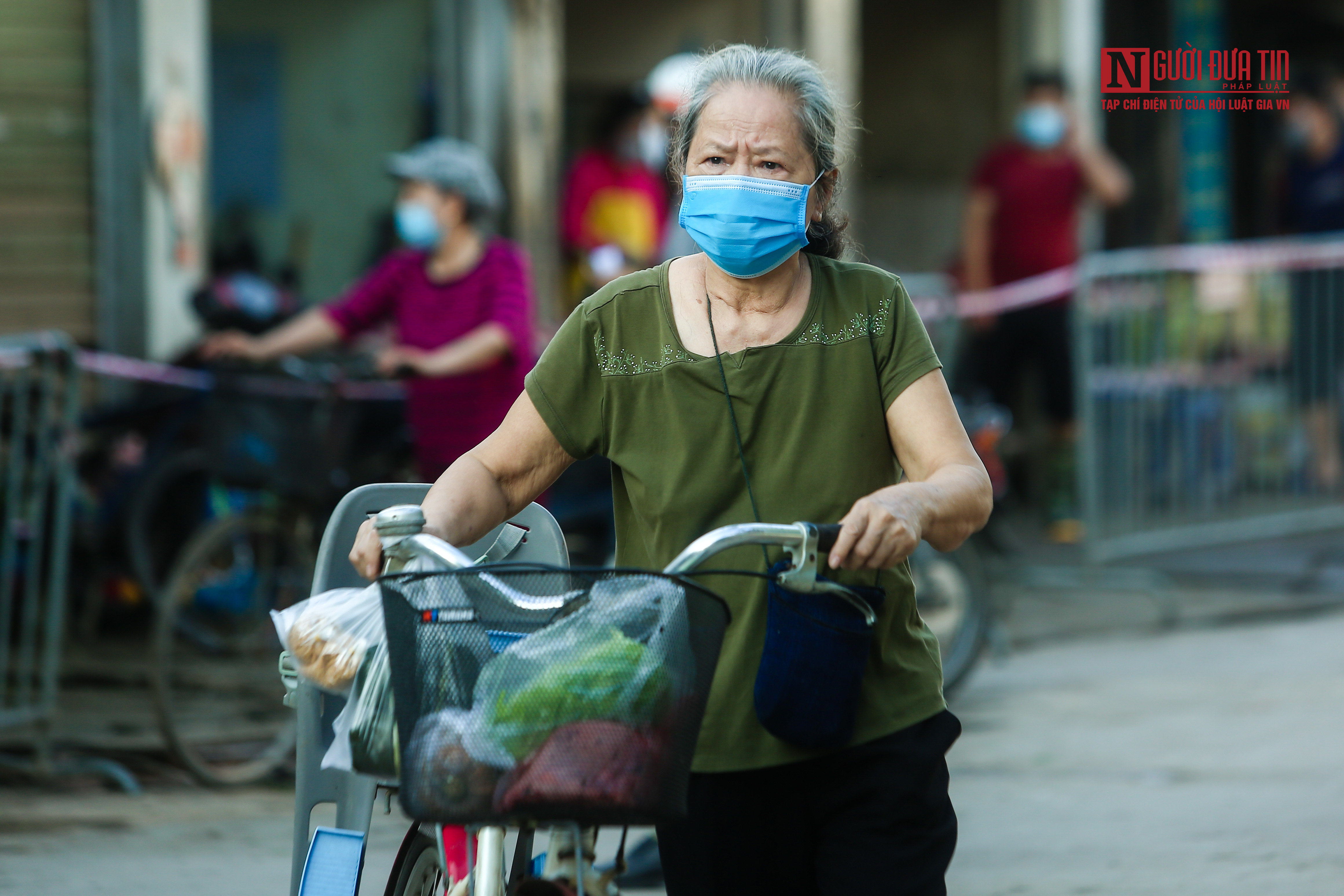 Tiêu dùng & Dư luận - Hà Nội: Người dân đi chợ theo tem phiếu chẵn, lẻ (Hình 13).