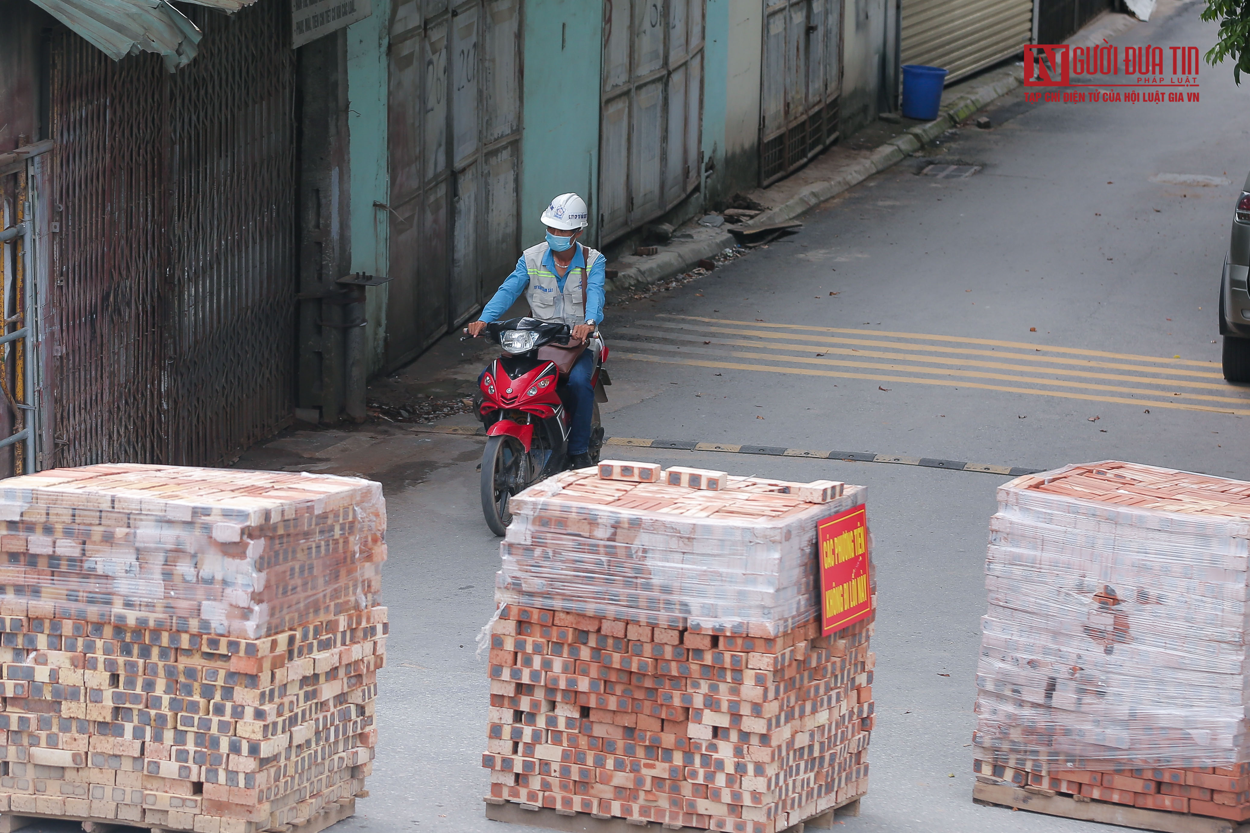 Dân sinh - Hà Nội: Dùng container, xe tải, bê tông... làm chốt cứng chống dịch (Hình 5).