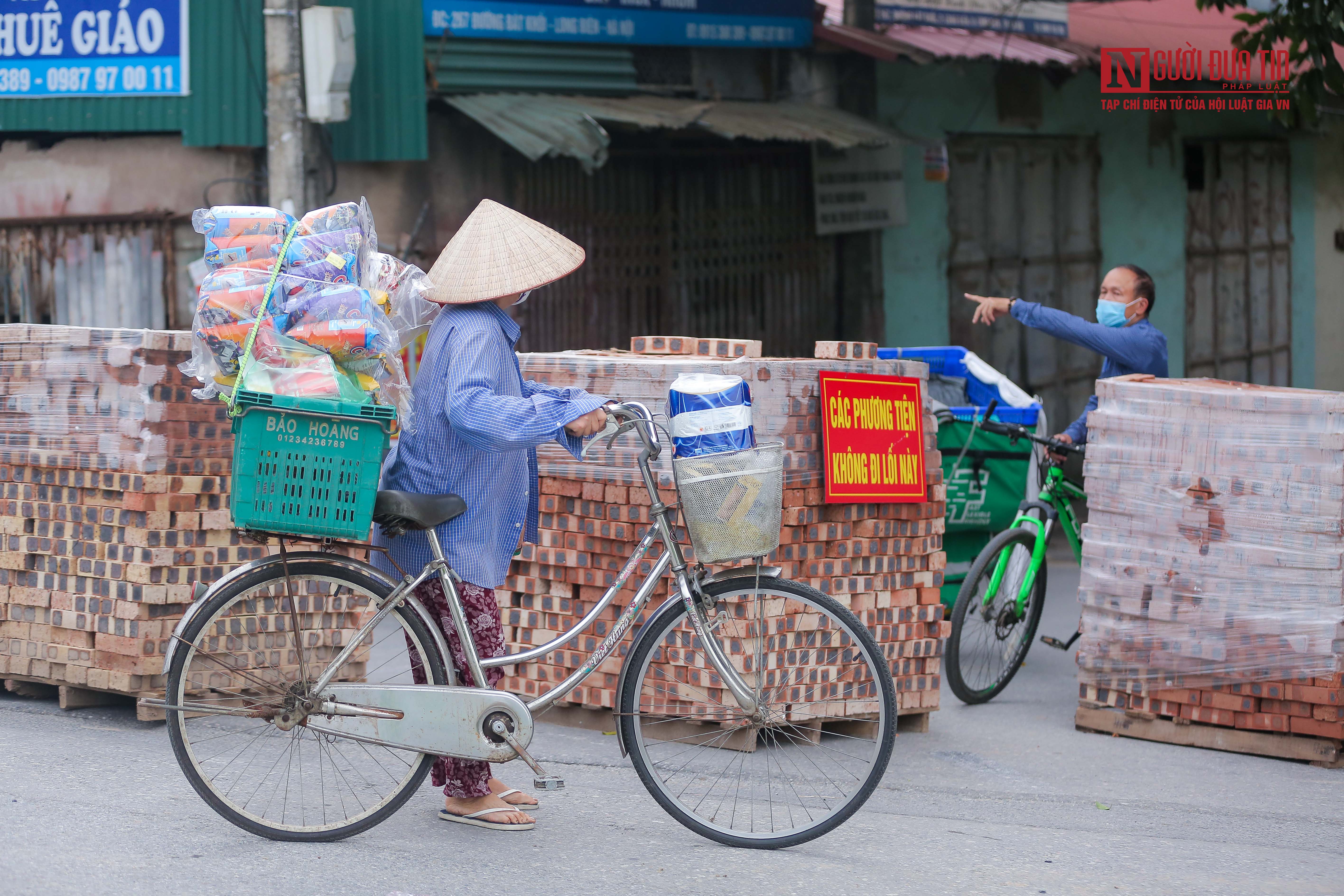 Dân sinh - Hà Nội: Dùng container, xe tải, bê tông... làm chốt cứng chống dịch (Hình 6).