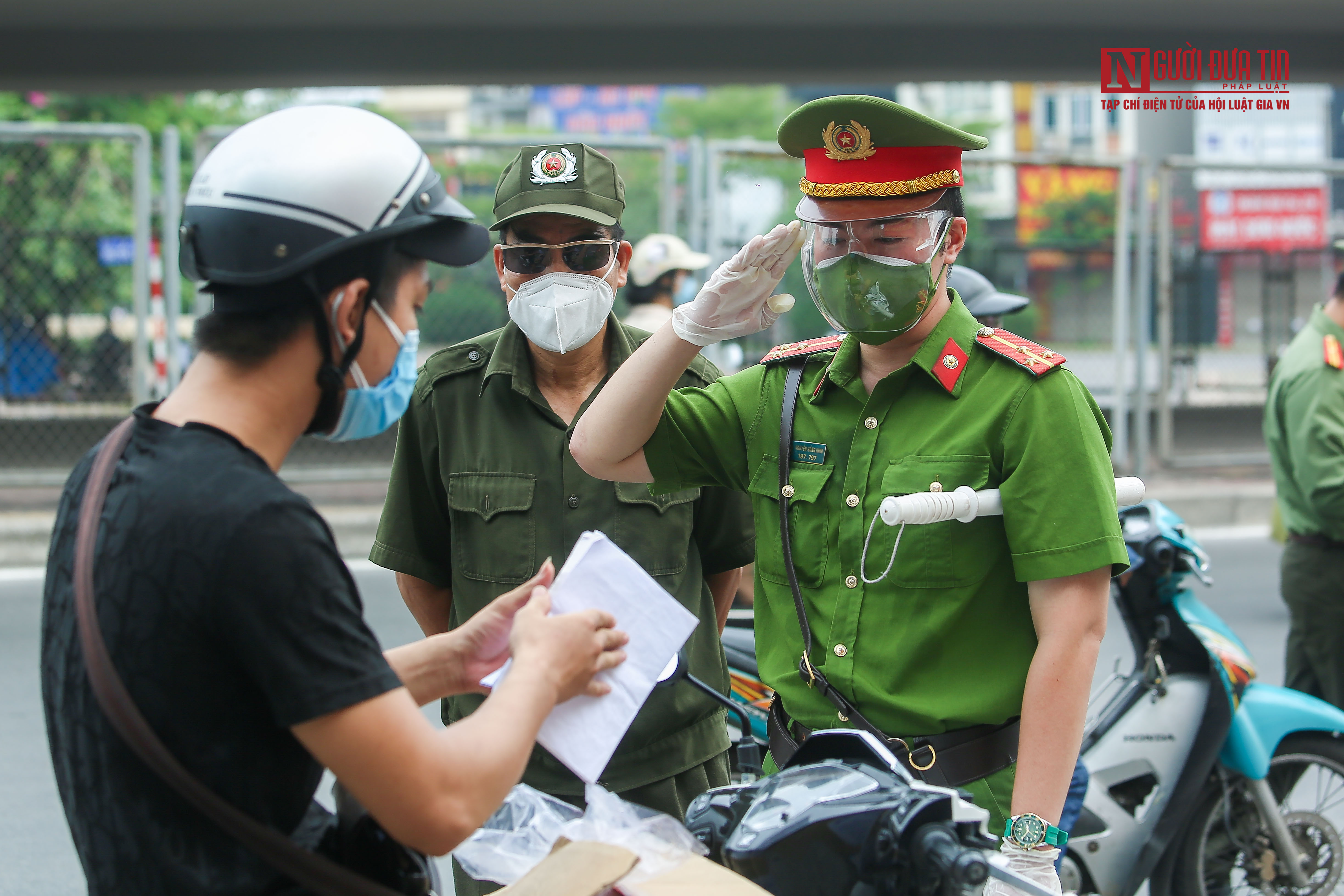 Sự kiện - Hà Nội: Tăng cường kiểm tra giấy đi đường của người dân (Hình 7).