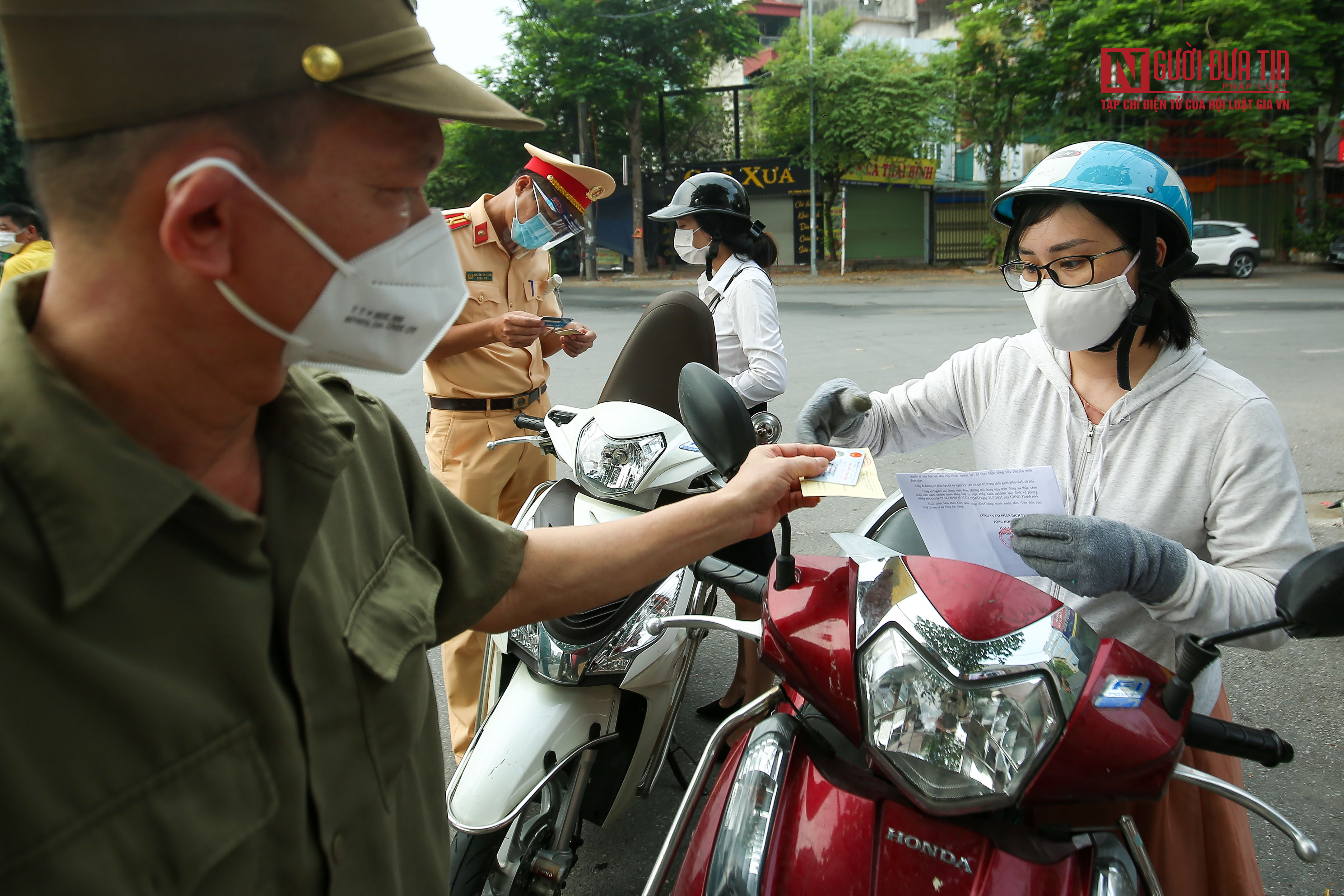 Sự kiện - Hà Nội: Tăng cường kiểm tra giấy đi đường của người dân (Hình 3).