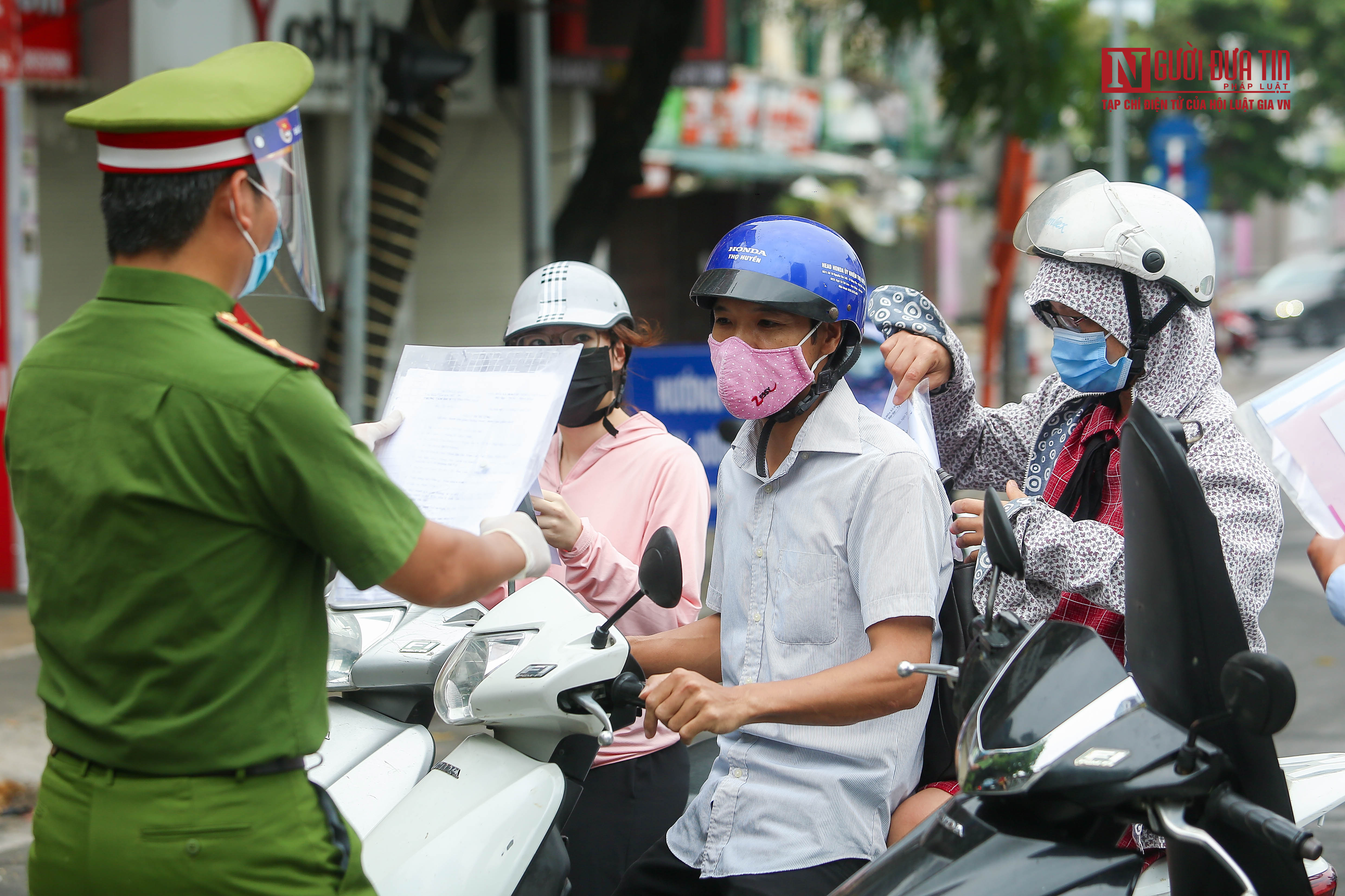 Sự kiện - Hà Nội: Tăng cường kiểm tra giấy đi đường của người dân (Hình 9).