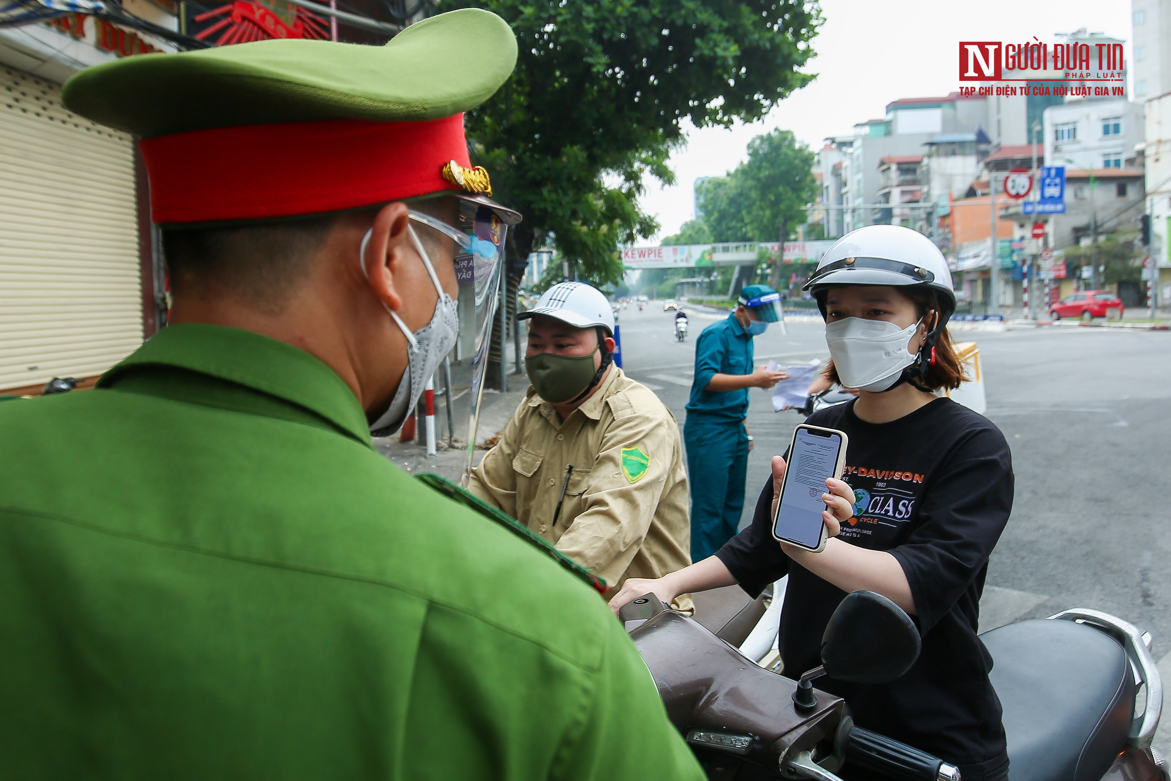 Sự kiện - Hà Nội: Tăng cường kiểm tra giấy đi đường của người dân (Hình 13).