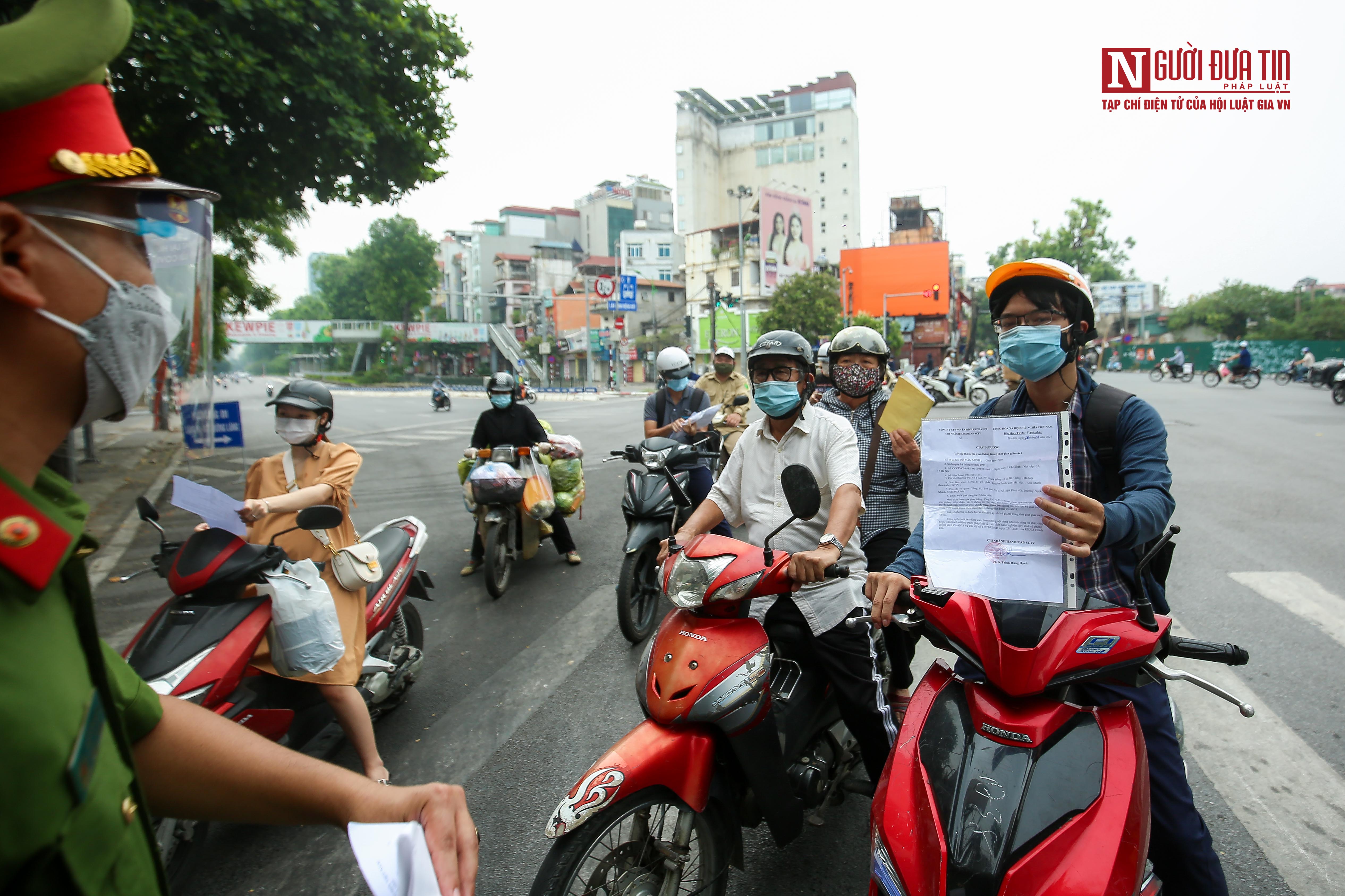 Sự kiện - Hà Nội: Tăng cường kiểm tra giấy đi đường của người dân (Hình 11).