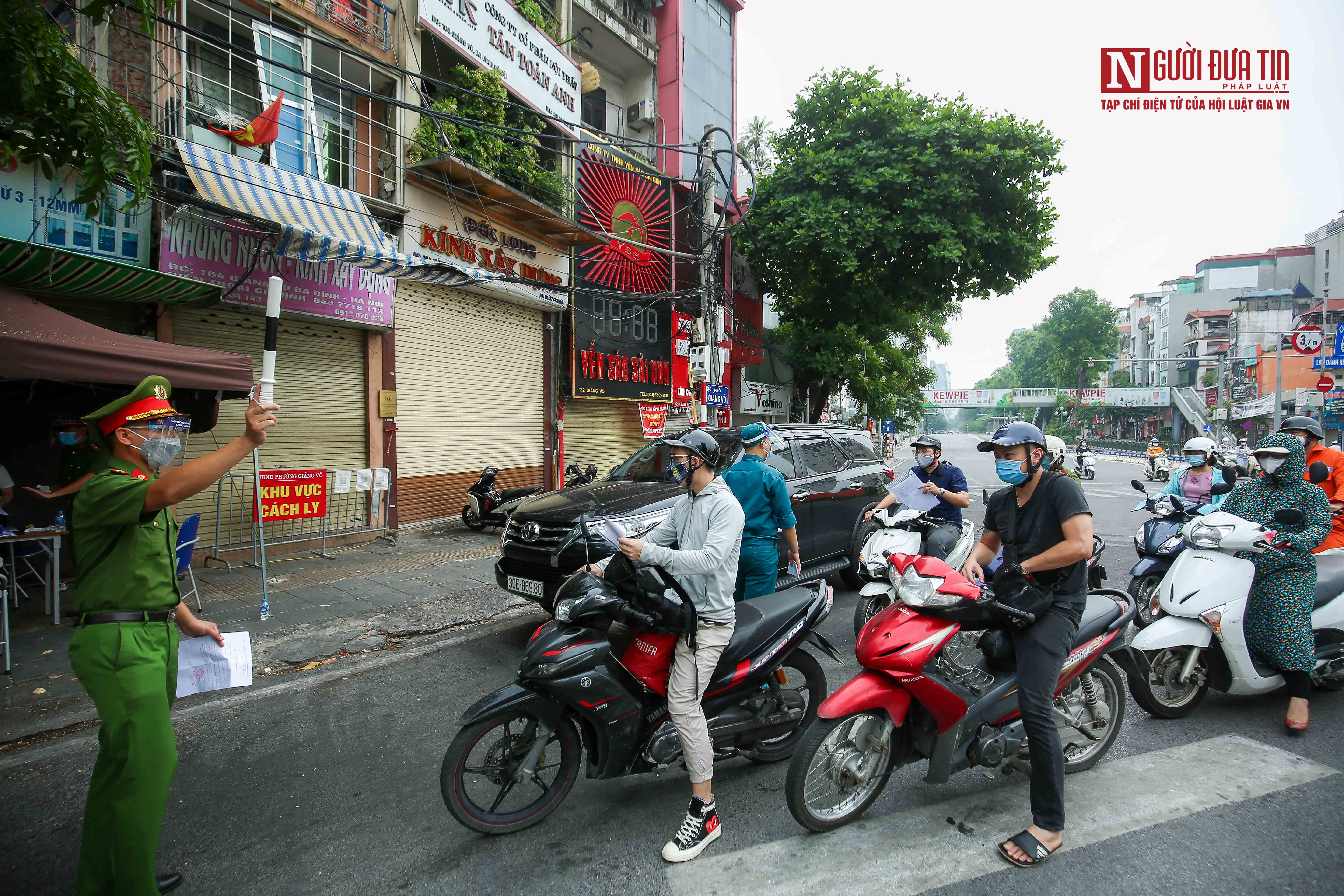 Sự kiện - Hà Nội: Tăng cường kiểm tra giấy đi đường của người dân (Hình 10).