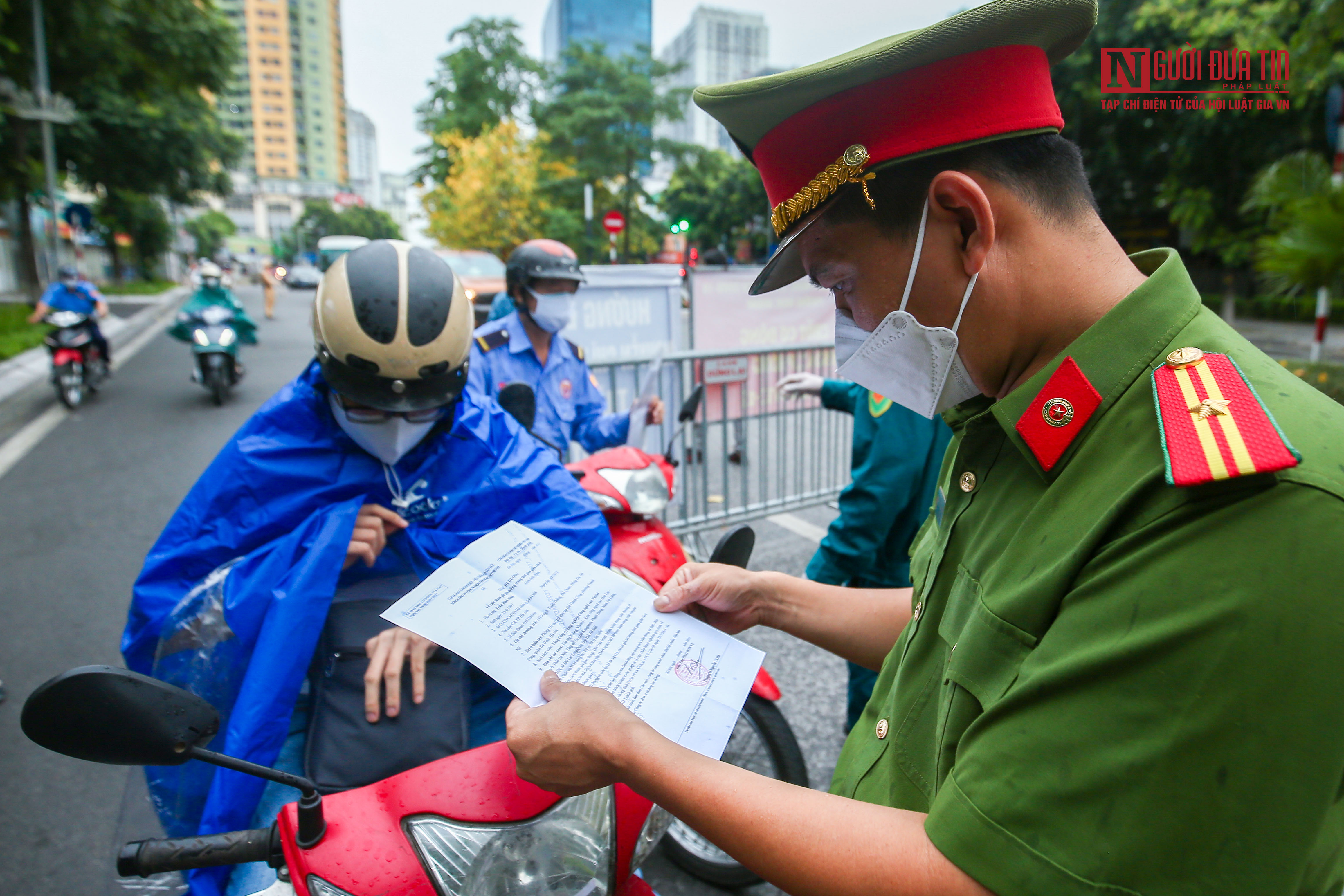 Sự kiện - Nhiều người phải về nhà giữa trời mưa vì chưa có xác nhận của phường, xã (Hình 14).