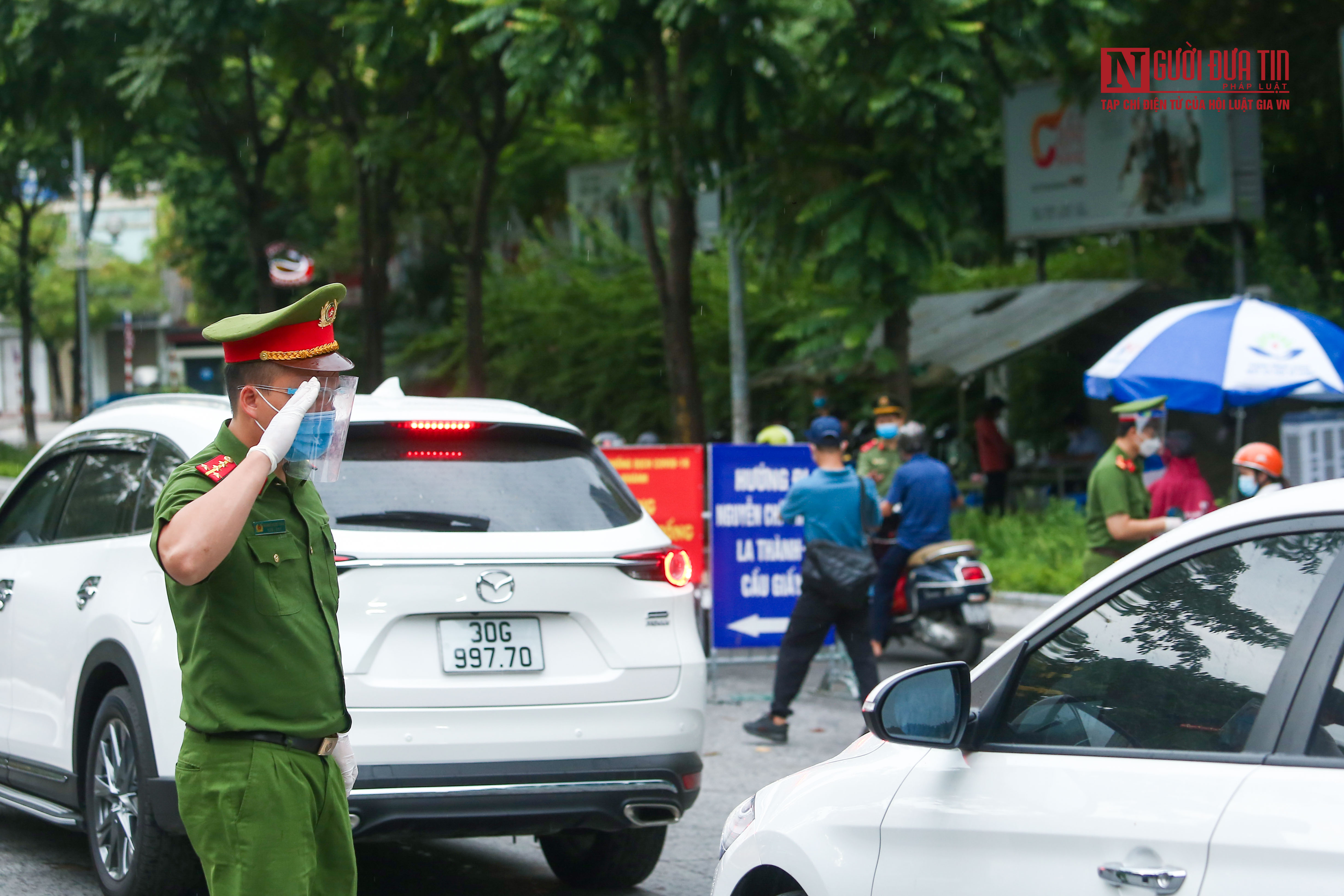 Sự kiện - Nhiều người phải về nhà giữa trời mưa vì chưa có xác nhận của phường, xã (Hình 2).