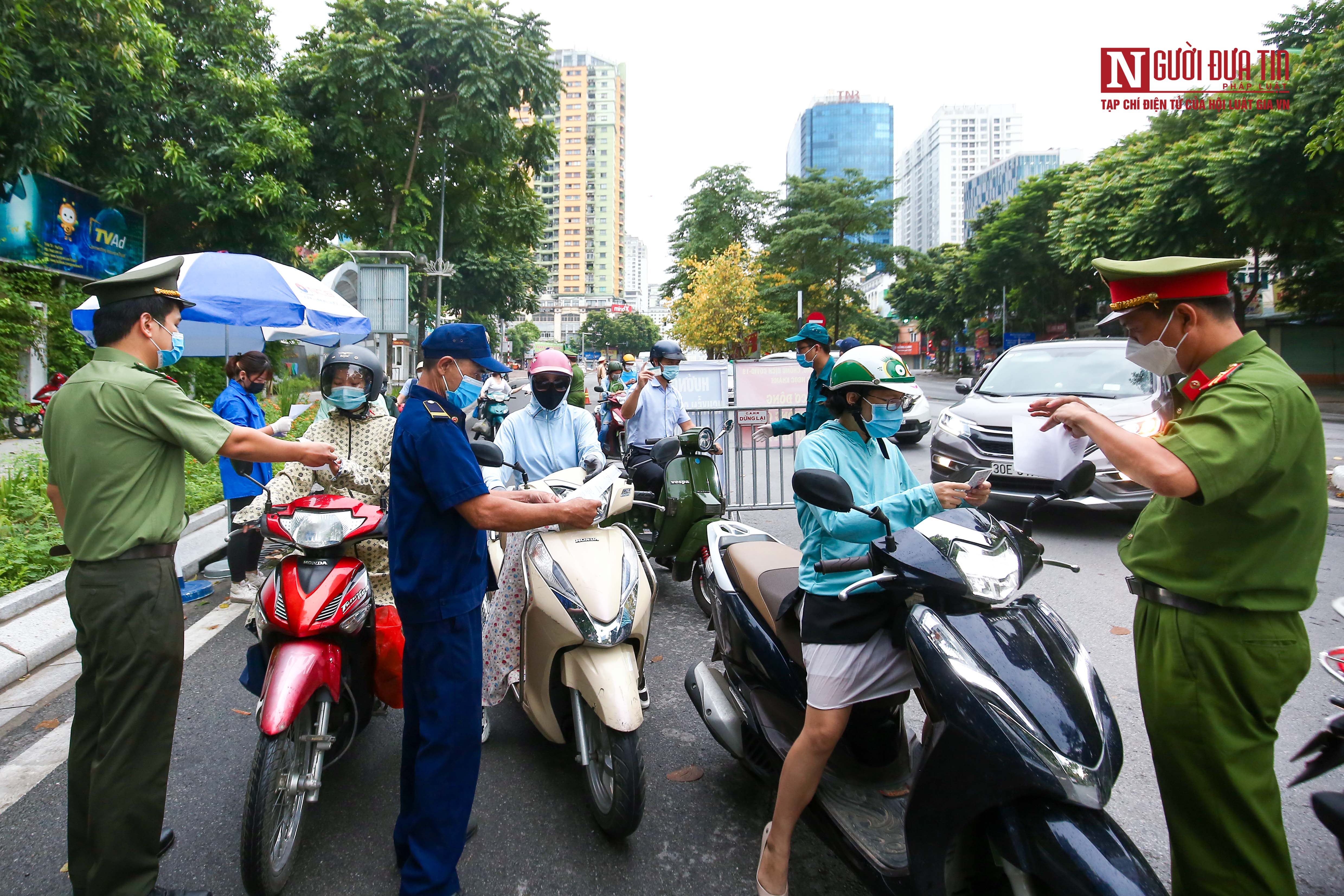 Sự kiện - Nhiều người phải về nhà giữa trời mưa vì chưa có xác nhận của phường, xã (Hình 3).