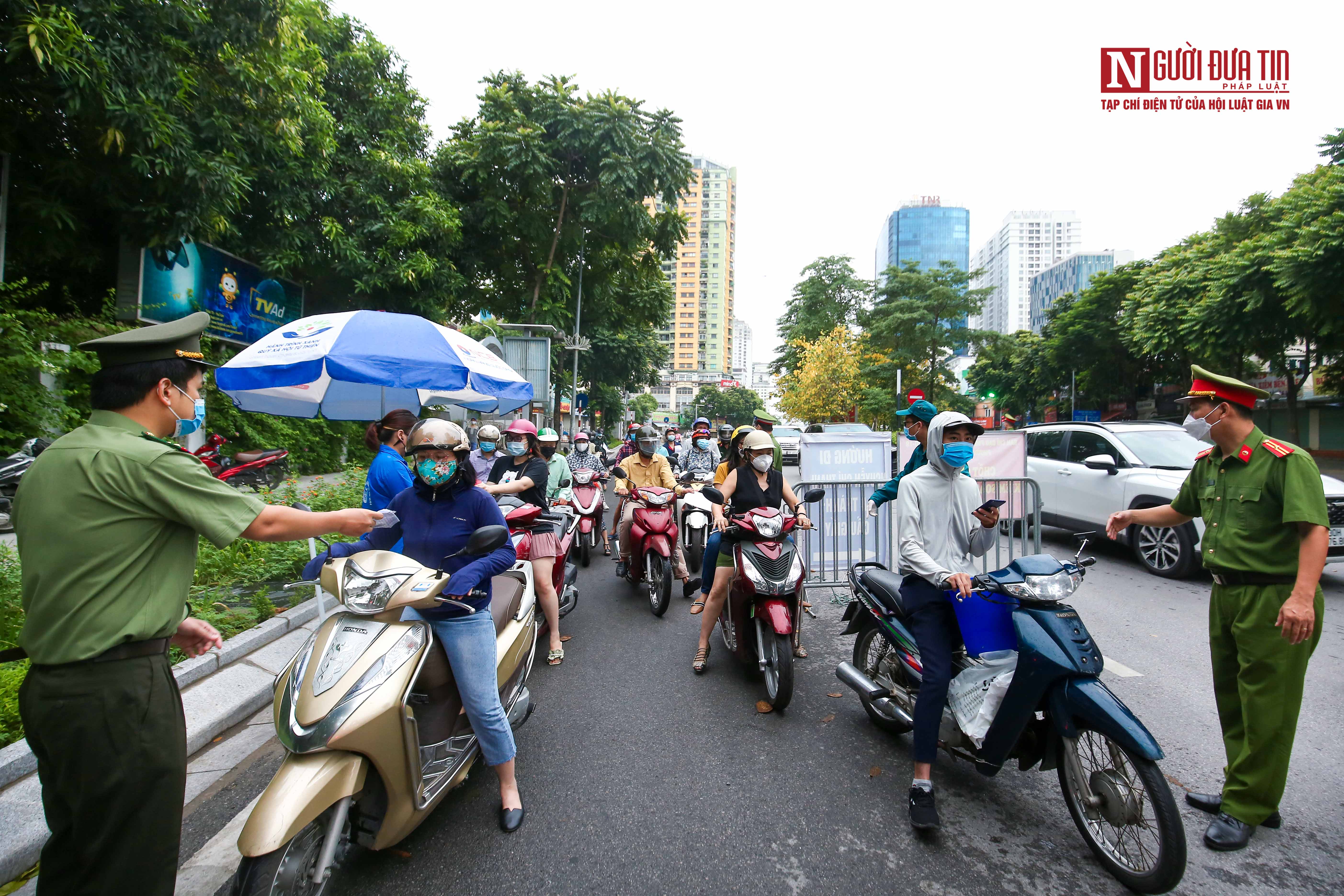 Sự kiện - Nhiều người phải về nhà giữa trời mưa vì chưa có xác nhận của phường, xã