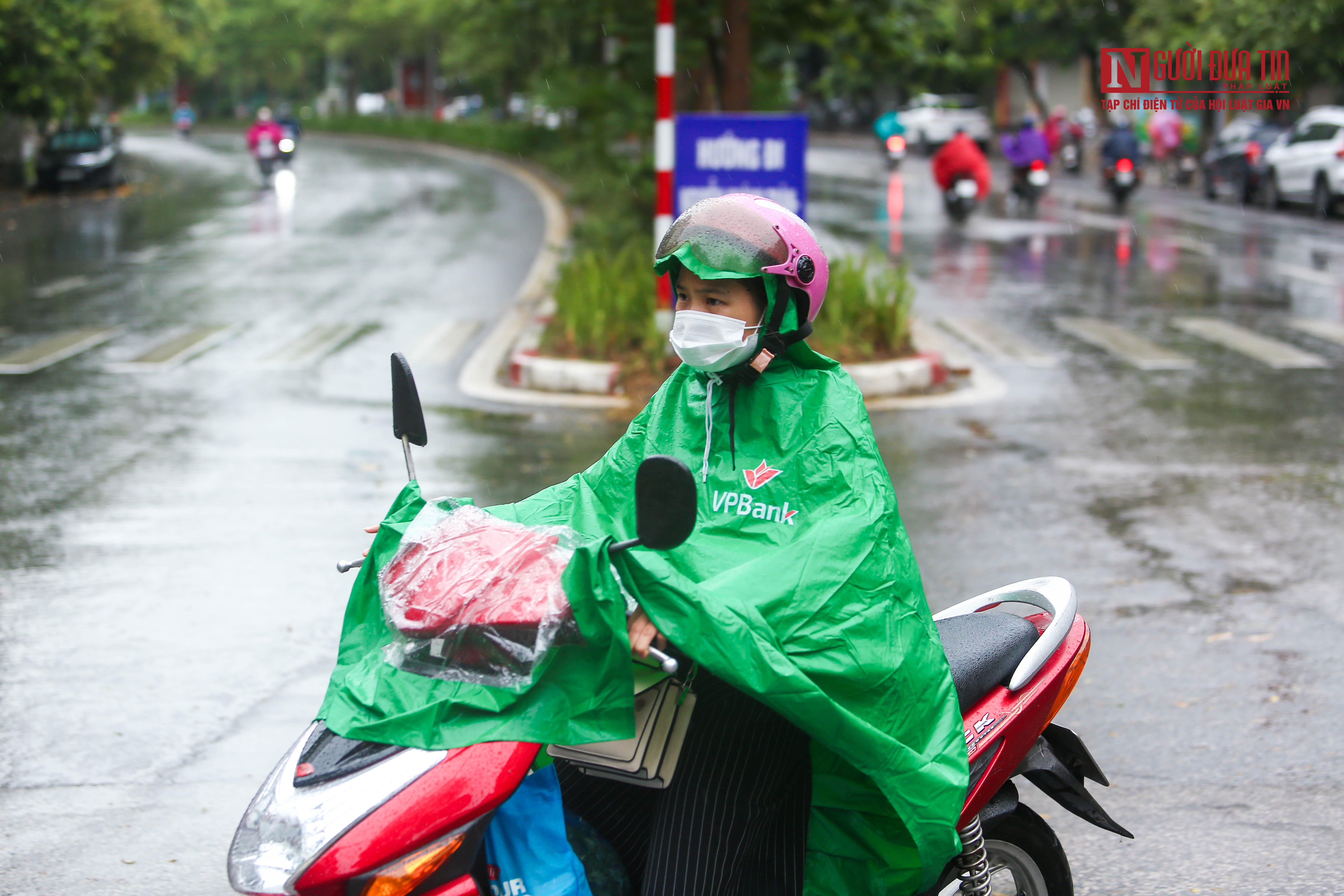 Sự kiện - Nhiều người phải về nhà giữa trời mưa vì chưa có xác nhận của phường, xã (Hình 11).