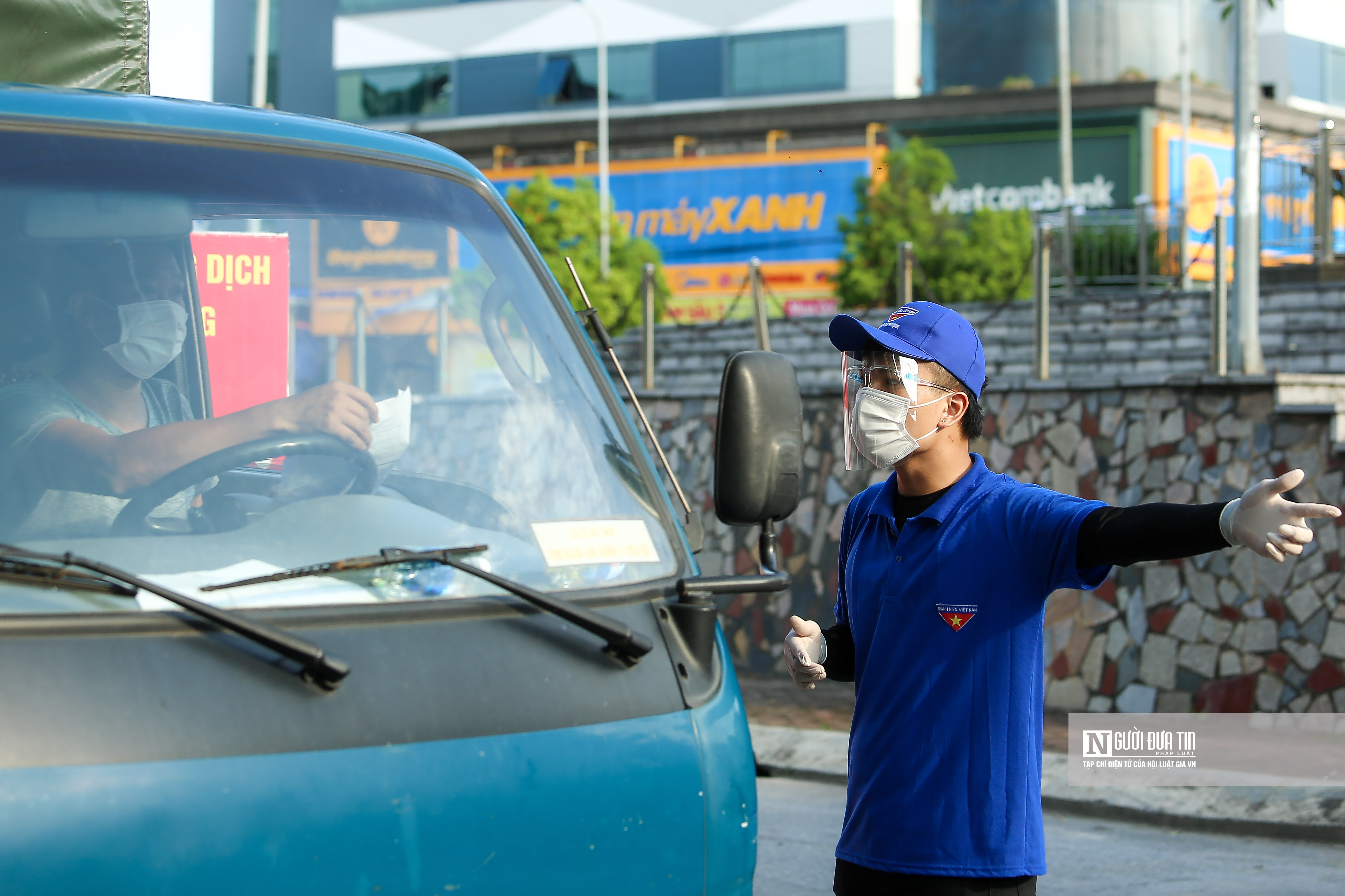 Bĩnh tĩnh sống - Áo xanh tình nguyện kể chuyện chống dịch (Hình 4).