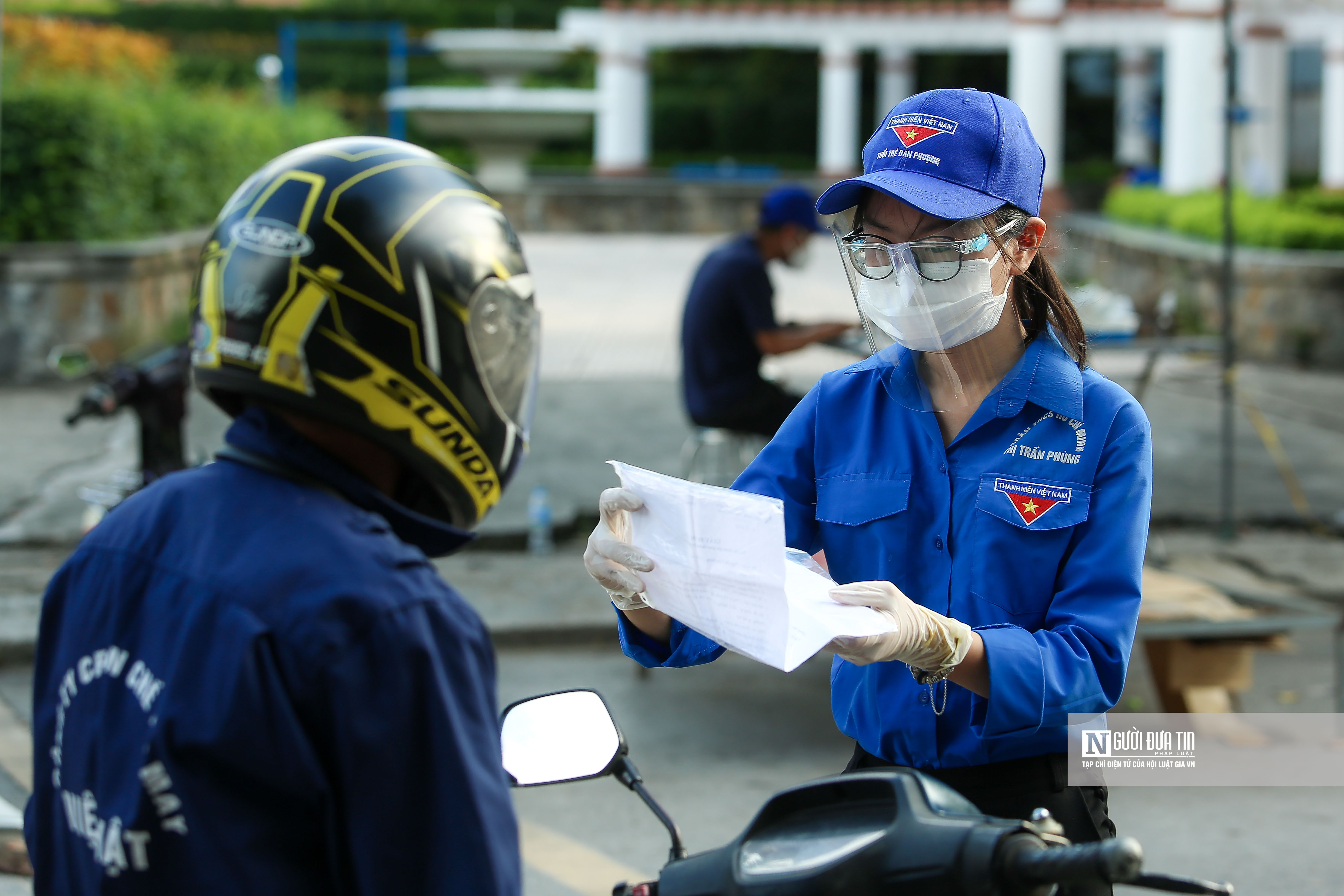 Bĩnh tĩnh sống - Áo xanh tình nguyện kể chuyện chống dịch (Hình 9).