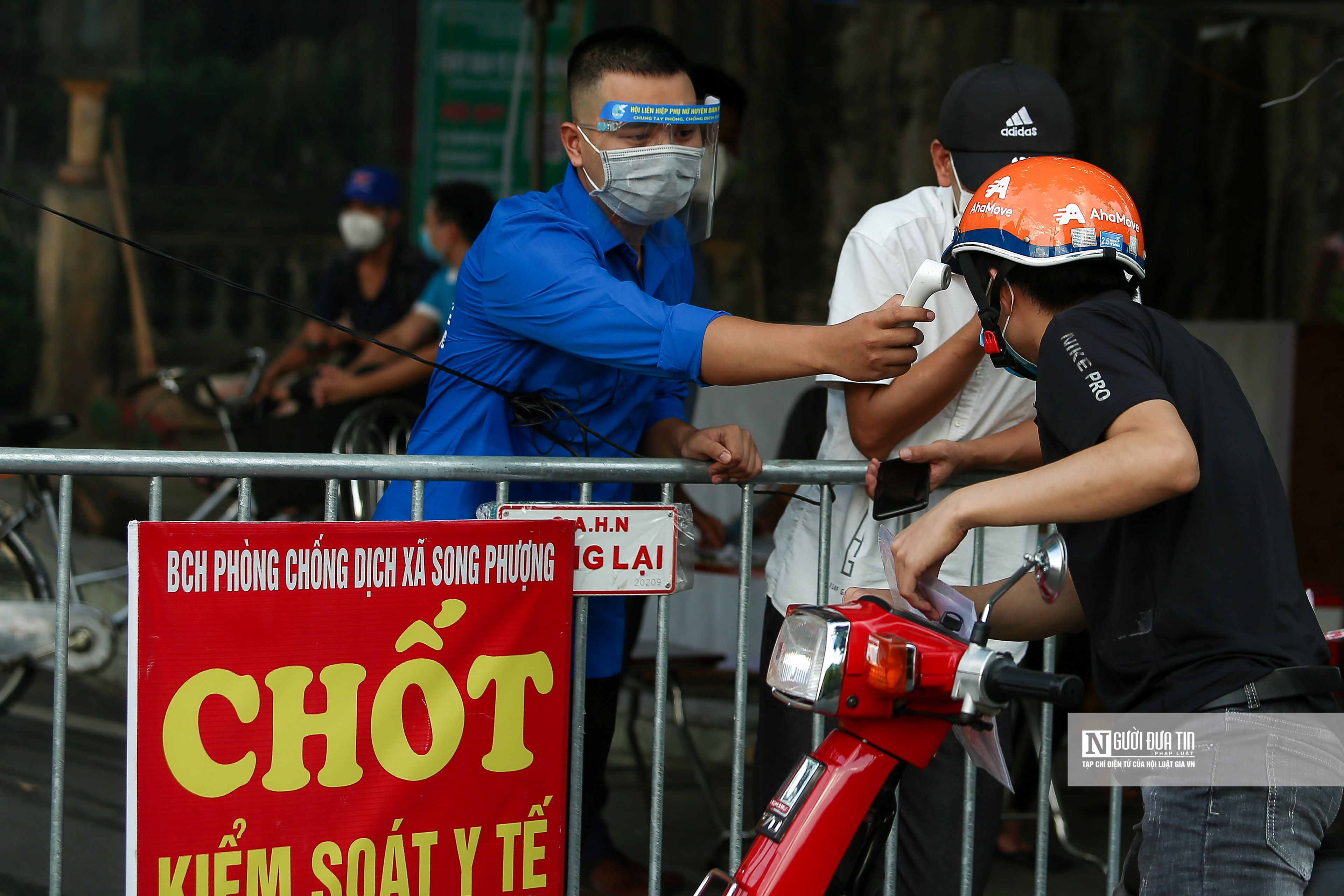 Bĩnh tĩnh sống - Áo xanh tình nguyện kể chuyện chống dịch (Hình 6).