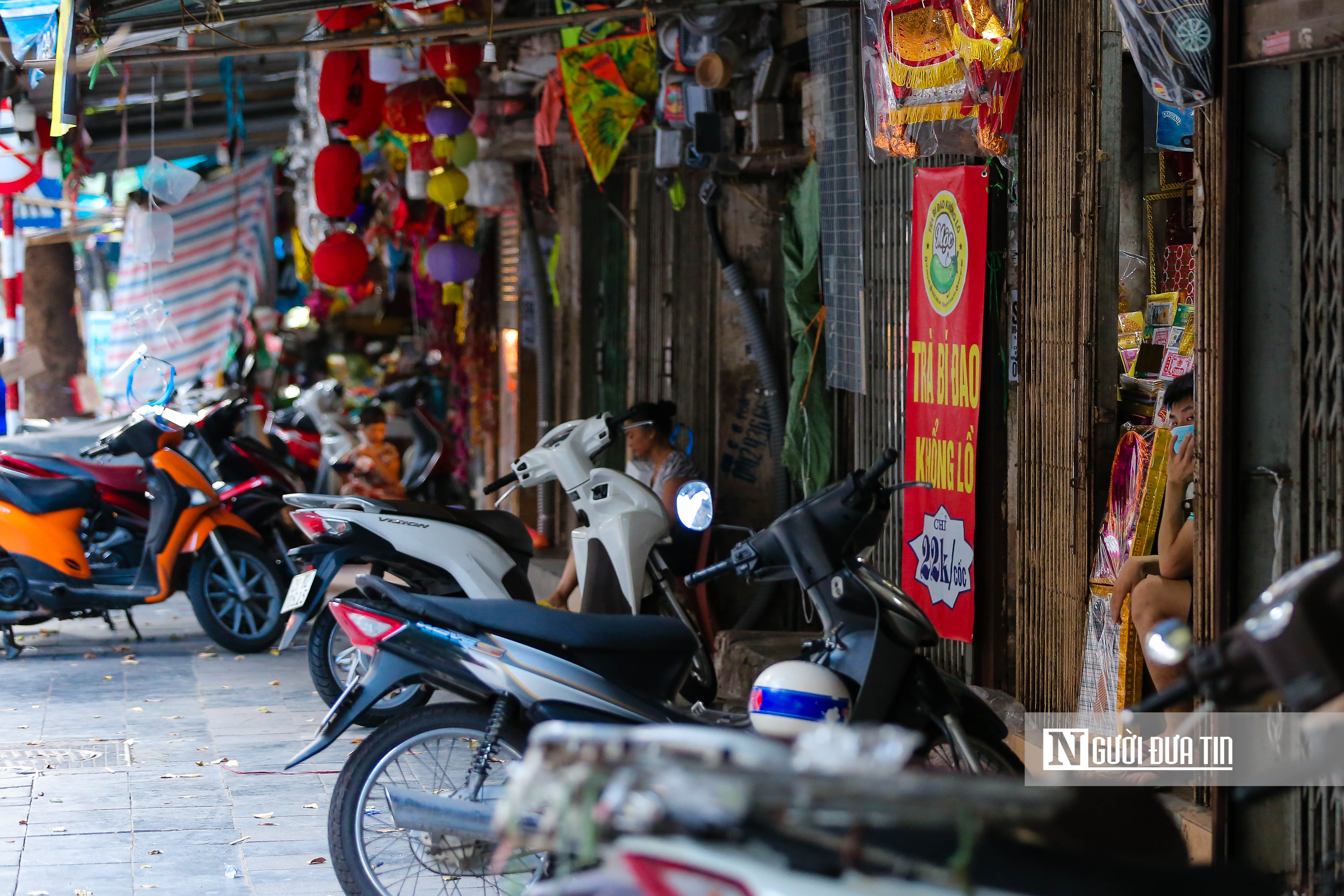 Dân sinh - Hà Nội: Phố Hàng Mã đìu hiu chưa từng có trước ngày Rằm tháng 7 (Hình 5).