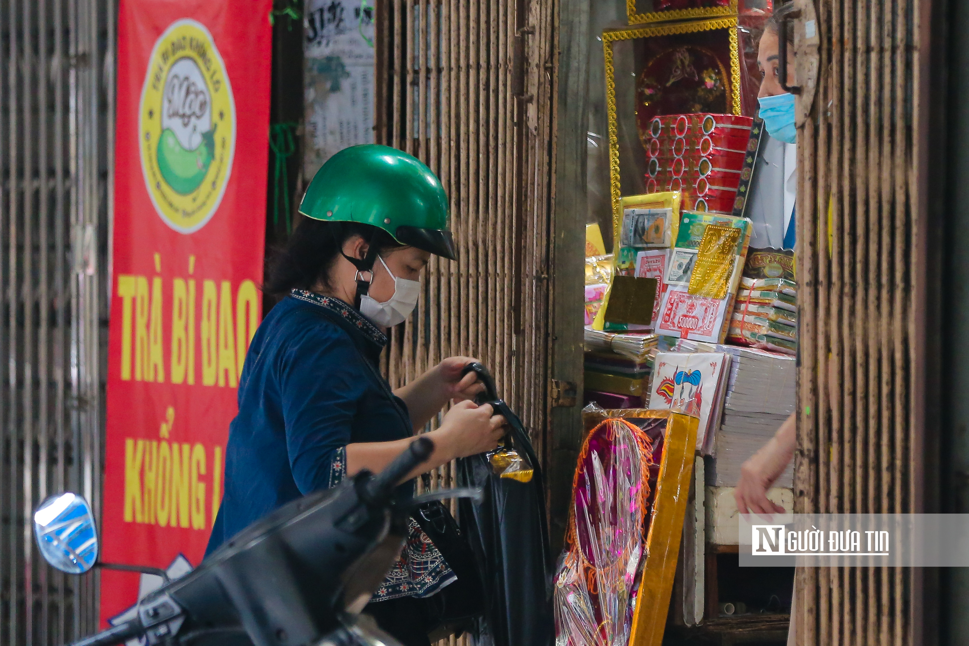 Dân sinh - Hà Nội: Phố Hàng Mã đìu hiu chưa từng có trước ngày Rằm tháng 7 (Hình 8).