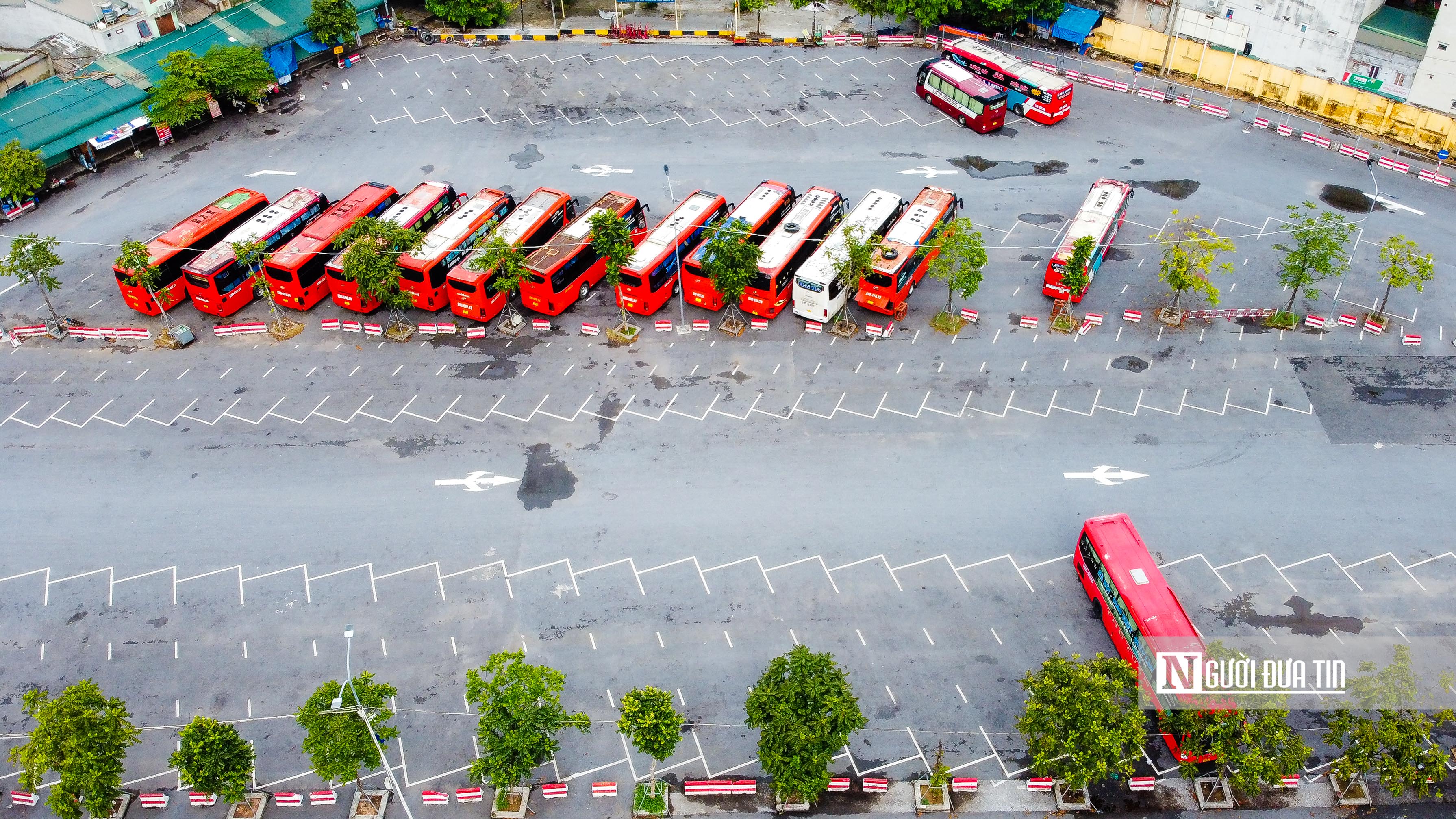 Sự kiện - Hàng nghìn chiếc ô tô lớn, nhỏ ở Hà Nội 'bất động' do dịch Covid-19 (Hình 15).