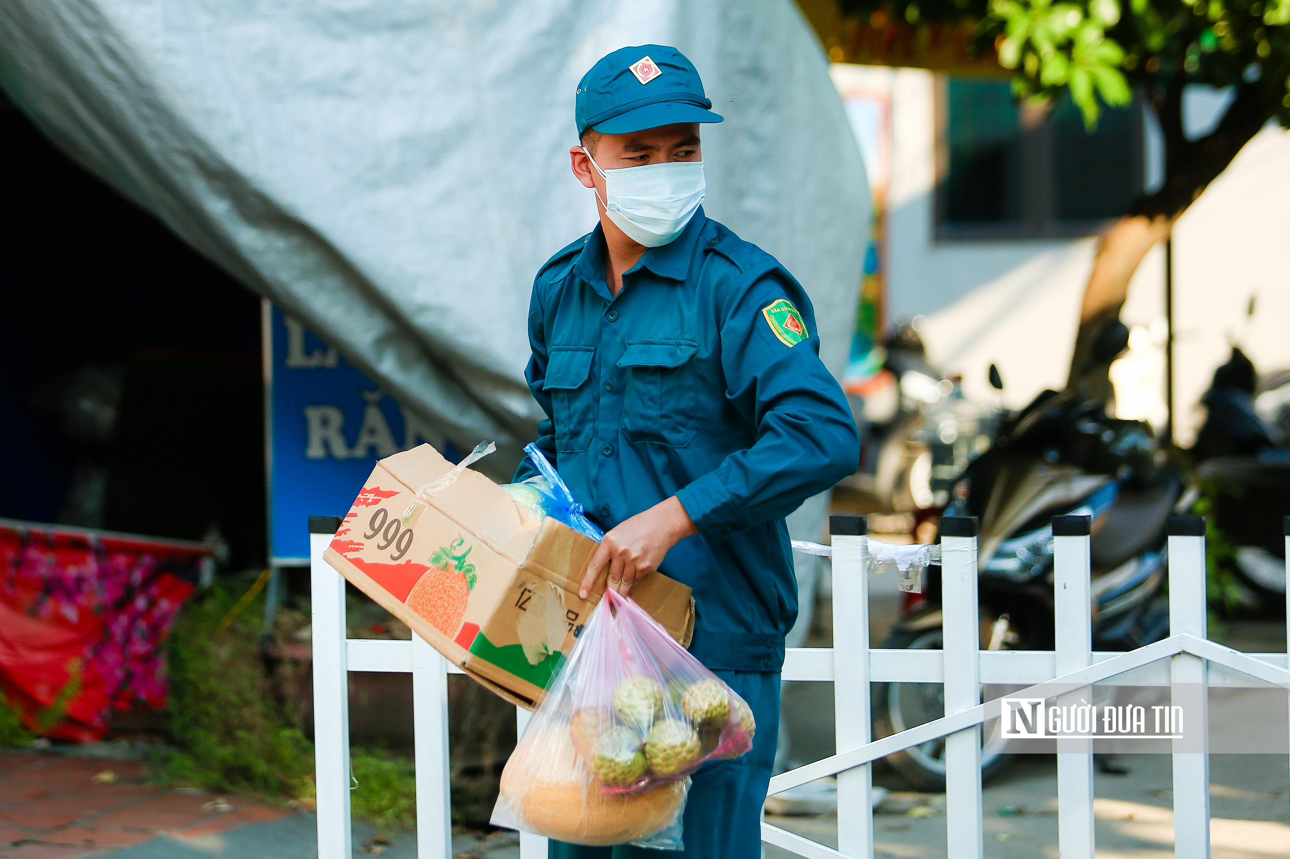 Sự kiện - 25.000 dân ở Hà Nội 'cửa đóng then cài' sau lệnh phong toả khẩn cấp (Hình 11).