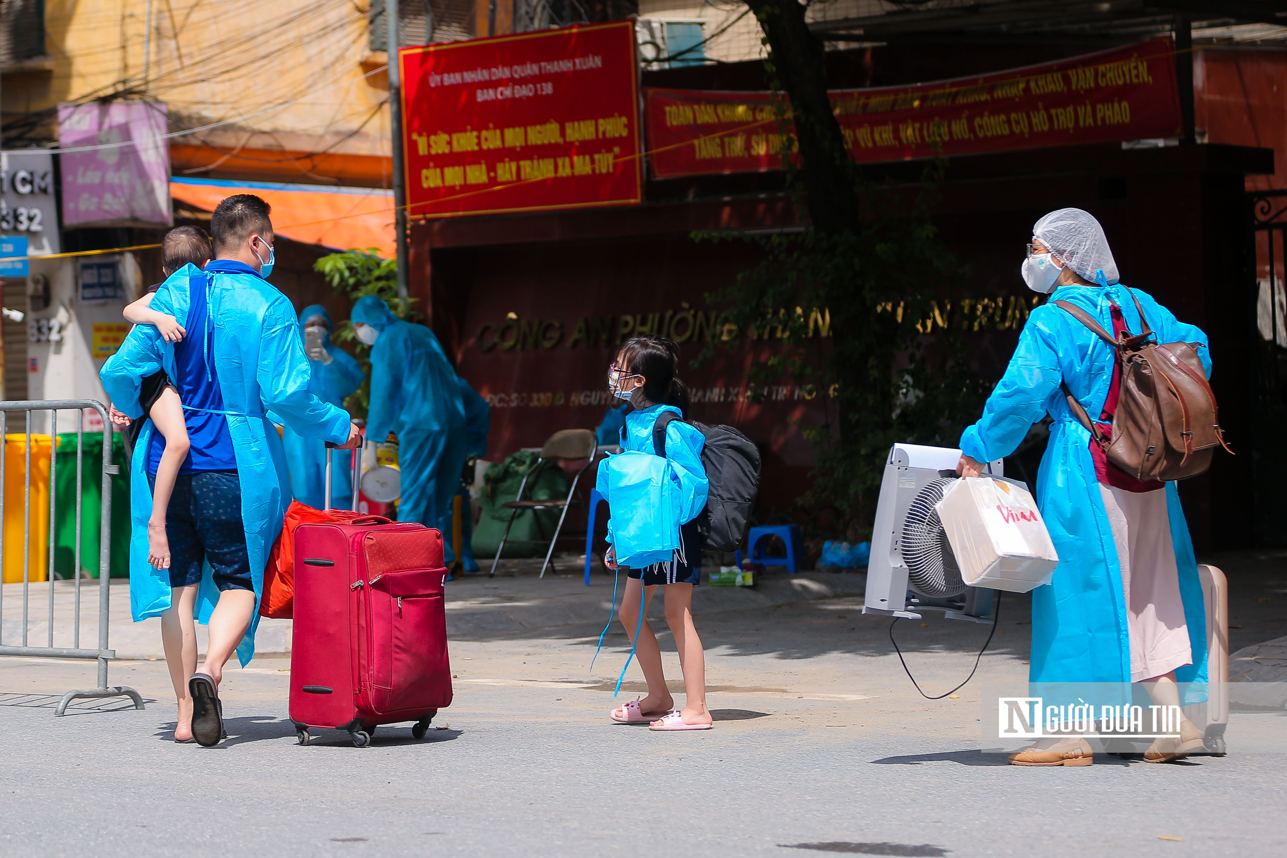 Sự kiện - Hà Nội: Xe cứu thương liên tiếp đưa F0 đi điều trị từ 'ổ dịch' Thanh Xuân (Hình 9).