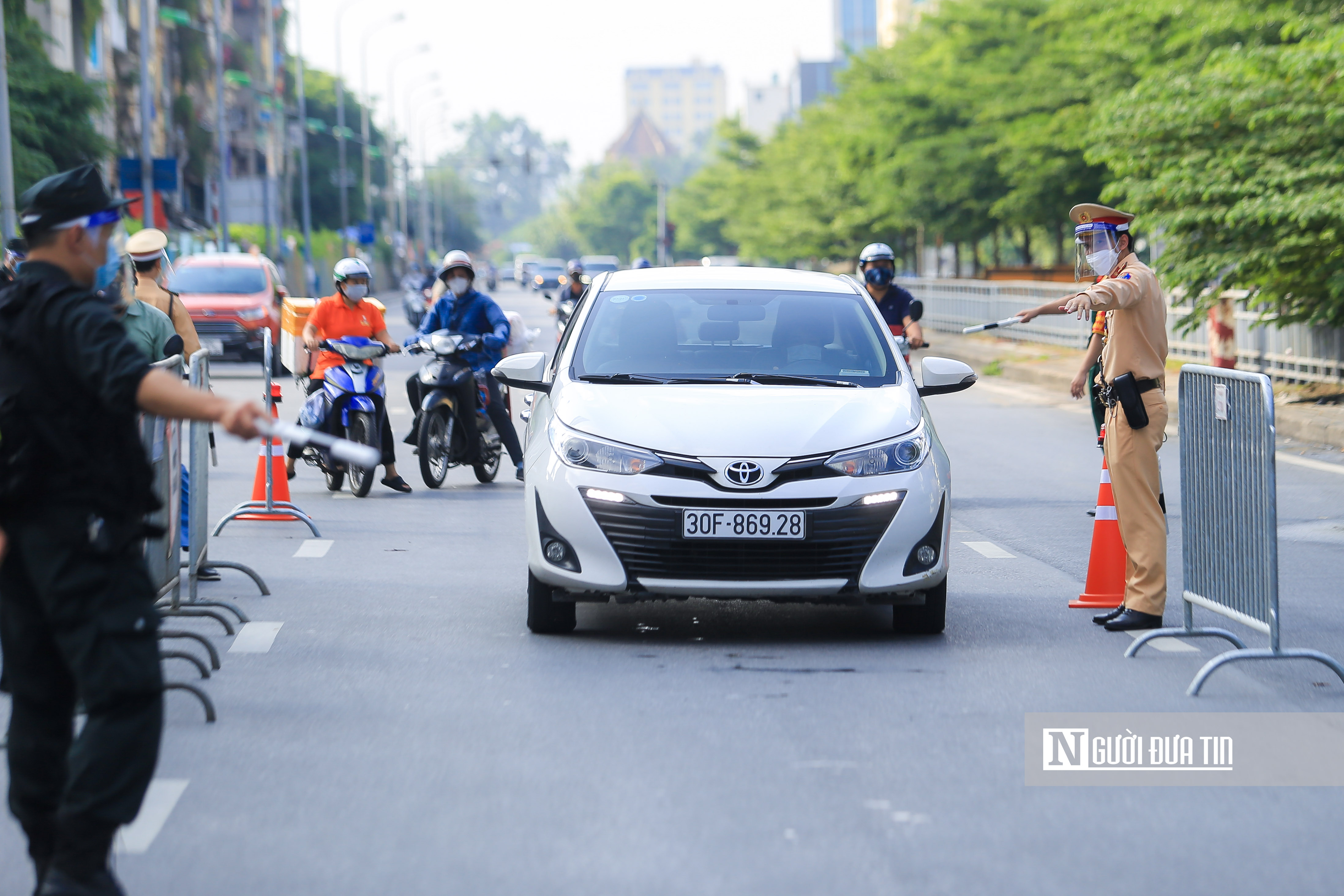 Sự kiện - Hà Nội kích hoạt 39 chốt kiểm soát phương tiện ra vào 'vùng đỏ' (Hình 12).