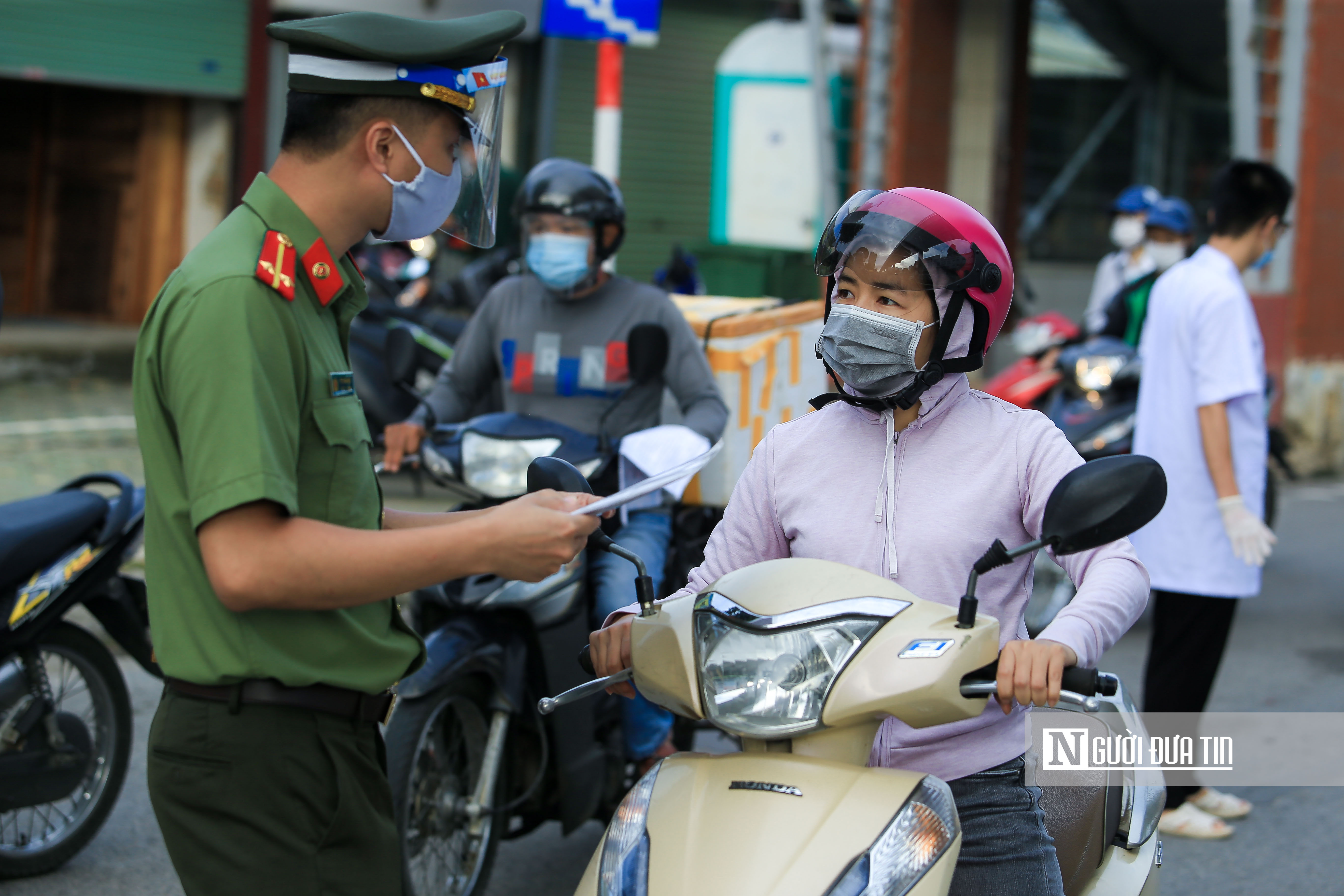 Sự kiện - Hà Nội: Hàng nghìn phương tiện nối đuôi nhau vào 'vùng đỏ' (Hình 3).