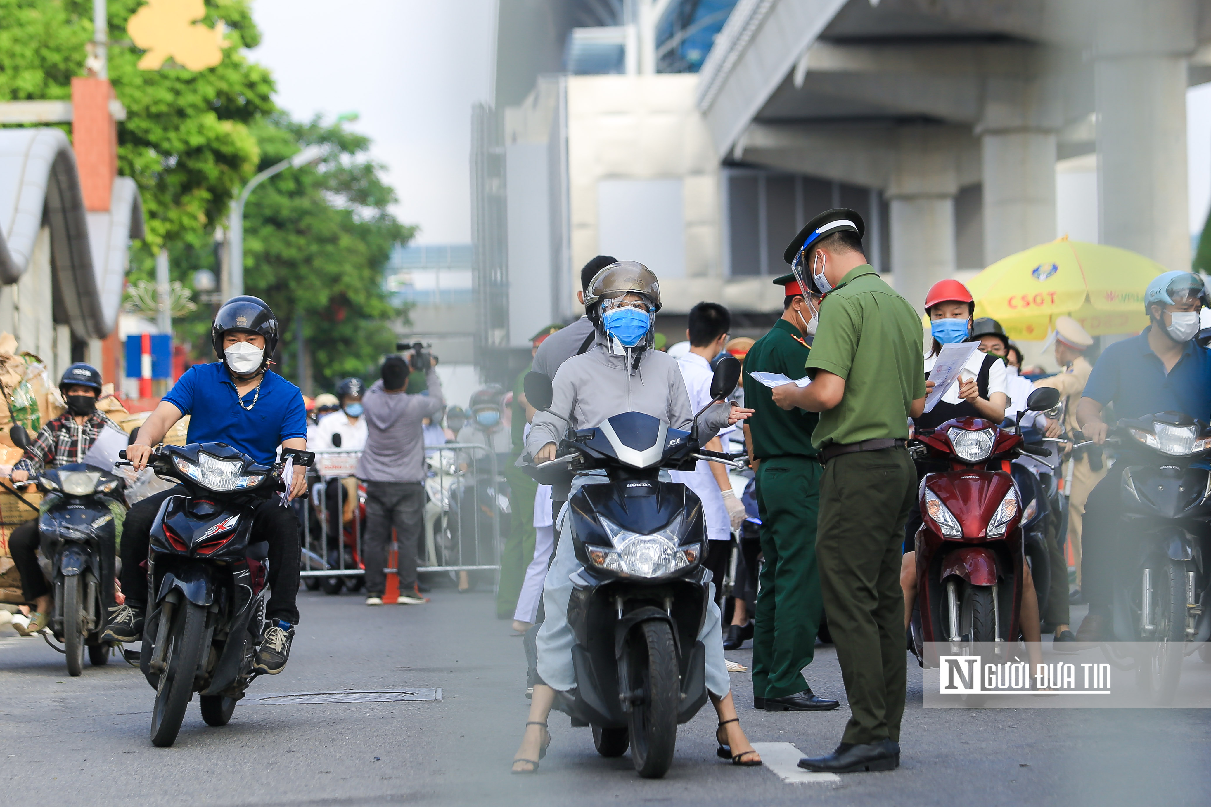 Sự kiện - Hà Nội: Hàng nghìn phương tiện nối đuôi nhau vào 'vùng đỏ' (Hình 15).