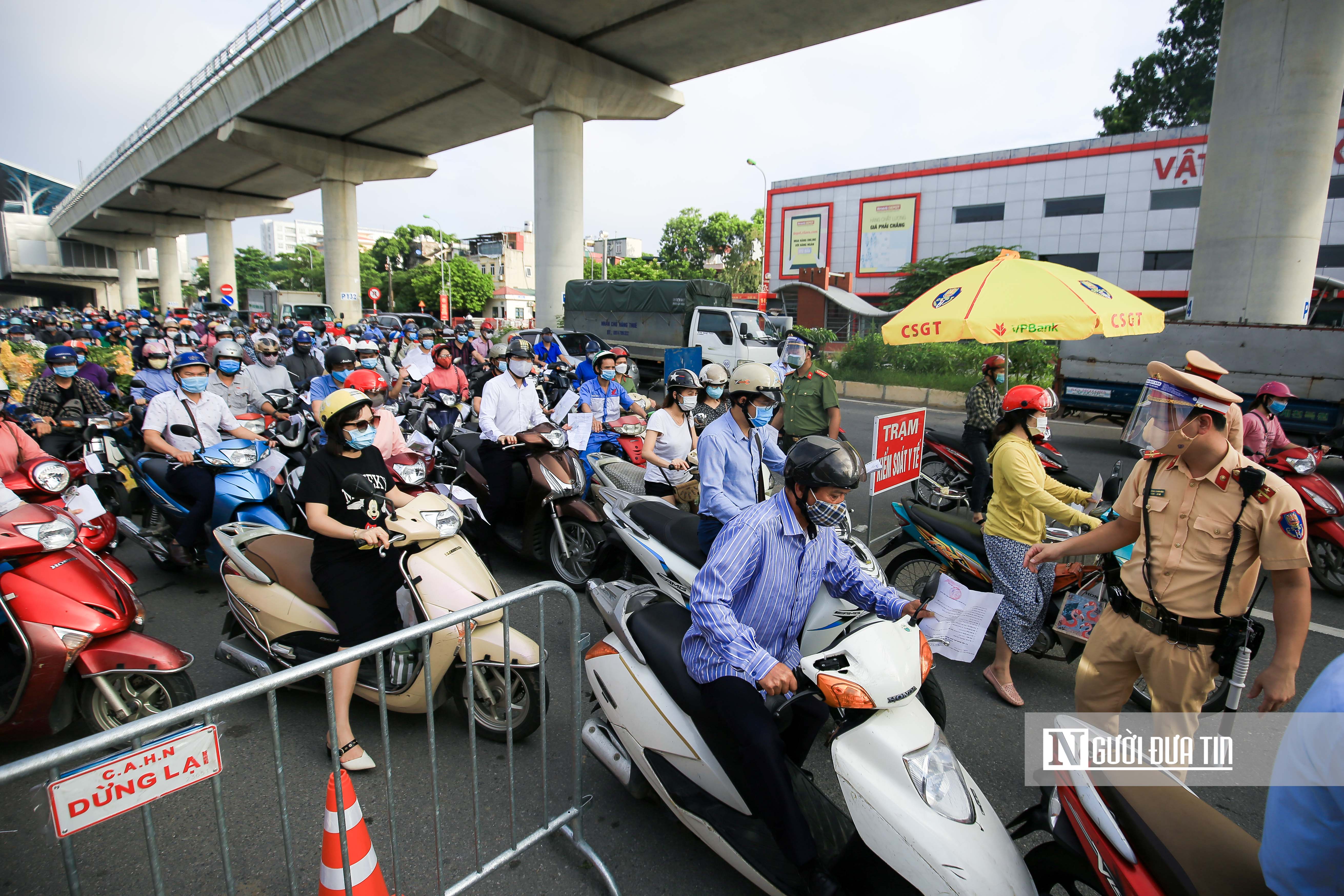 Sự kiện - Hà Nội: Hàng nghìn phương tiện nối đuôi nhau vào 'vùng đỏ' (Hình 5).