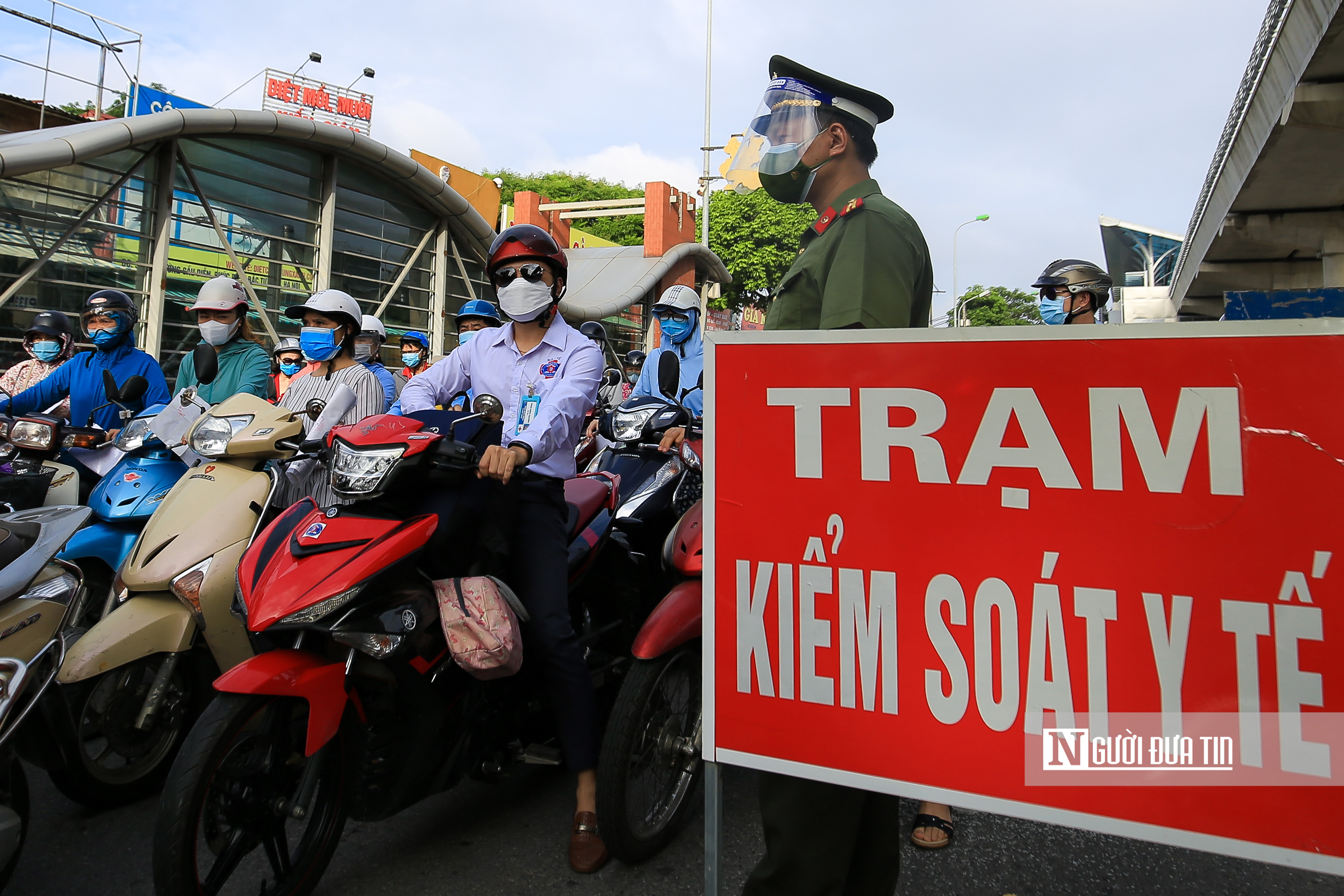 Sự kiện - Hà Nội: Hàng nghìn phương tiện nối đuôi nhau vào 'vùng đỏ' (Hình 2).