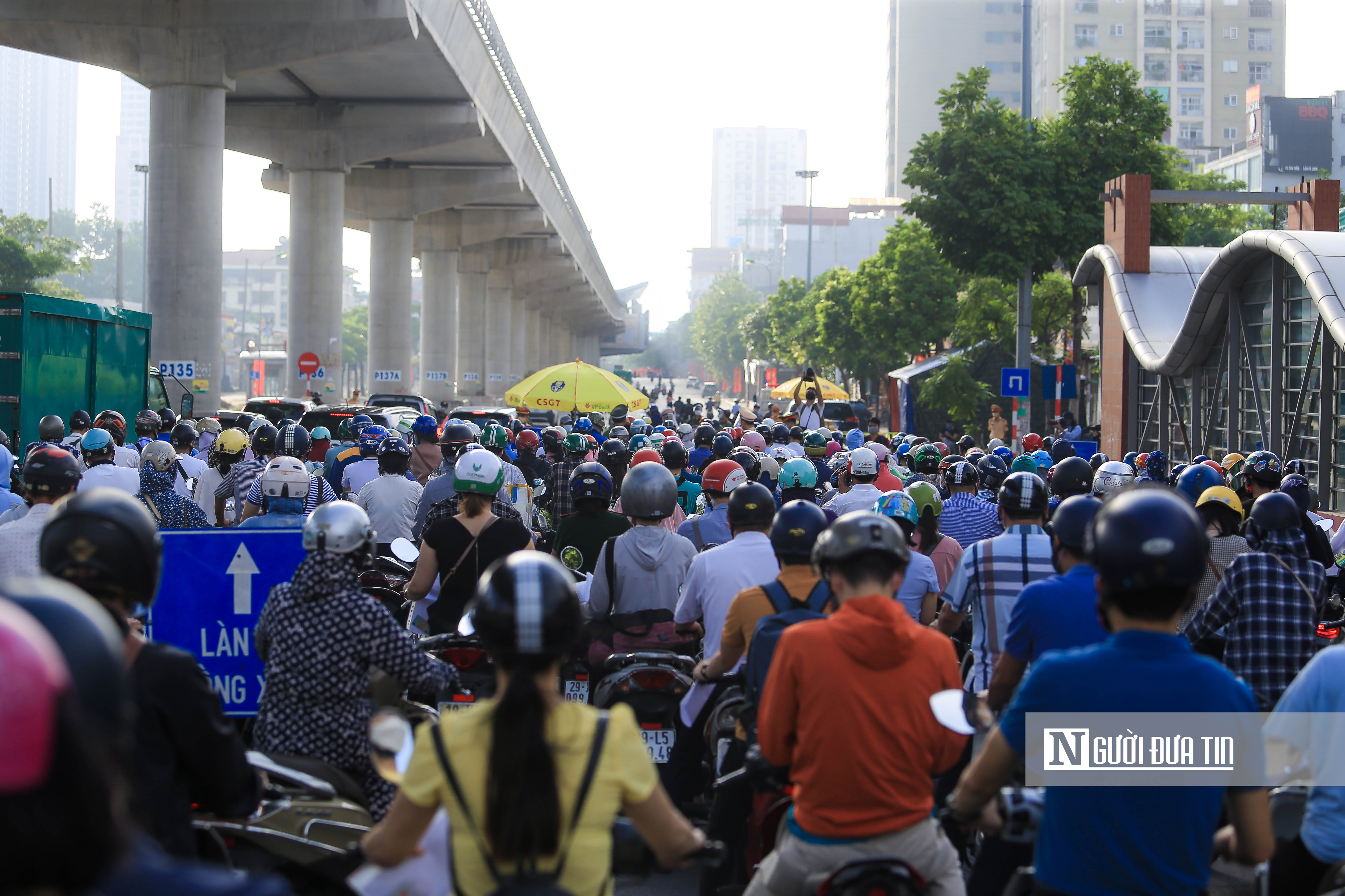 Sự kiện - Hà Nội: Hàng nghìn phương tiện nối đuôi nhau vào 'vùng đỏ' (Hình 12).