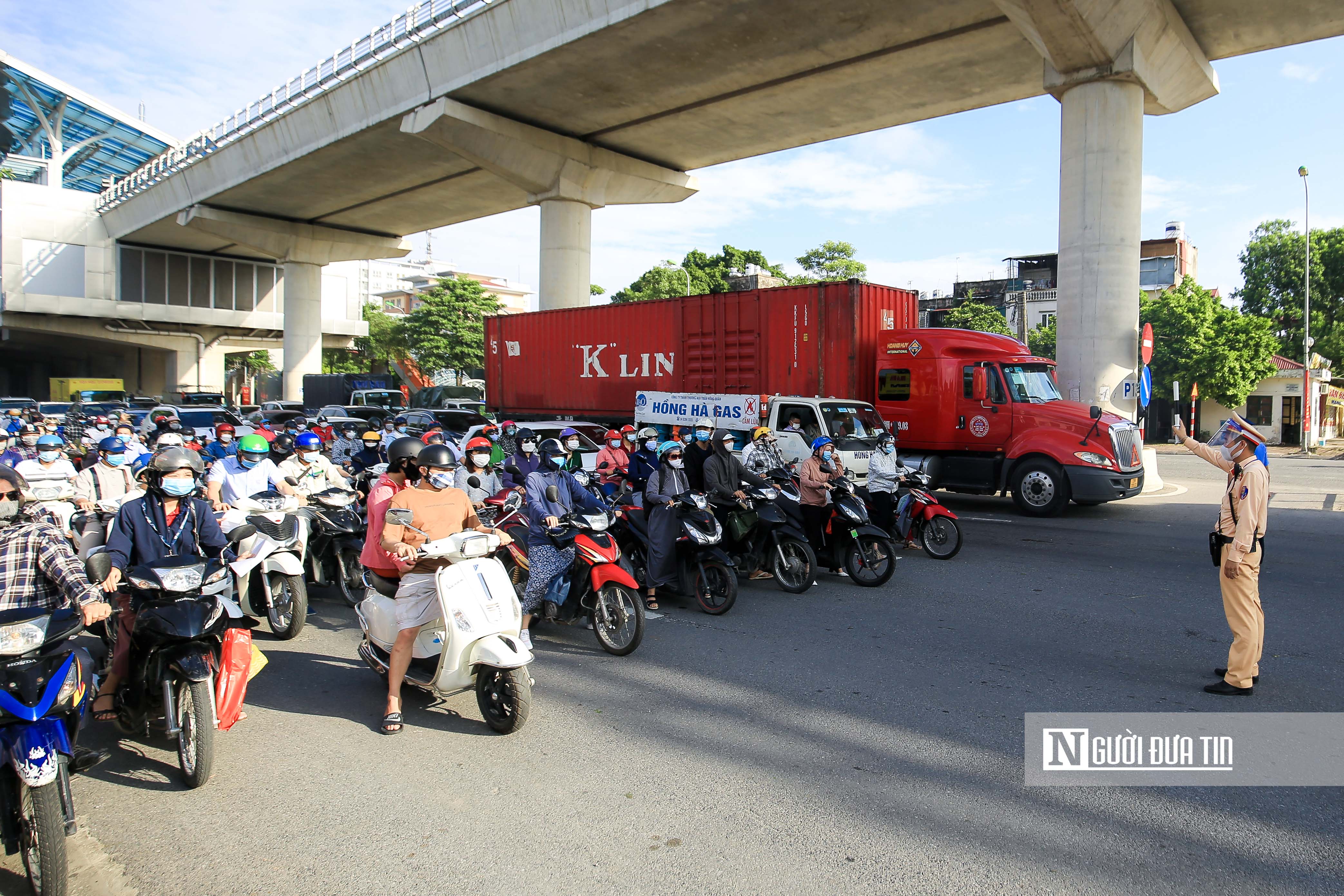 Sự kiện - Hà Nội: Hàng nghìn phương tiện nối đuôi nhau vào 'vùng đỏ' (Hình 10).