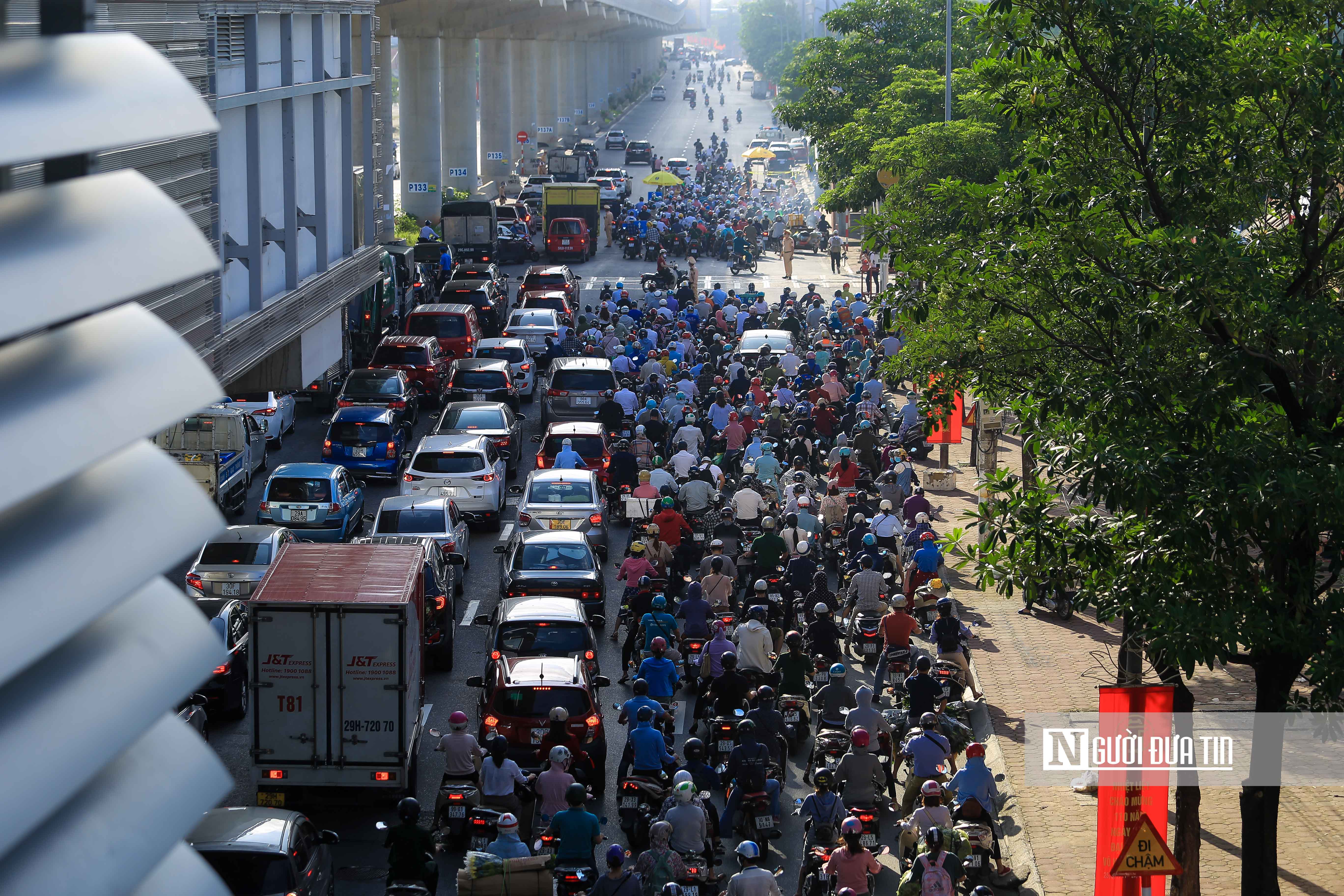 Sự kiện - Hà Nội: Hàng nghìn phương tiện nối đuôi nhau vào 'vùng đỏ' (Hình 14).