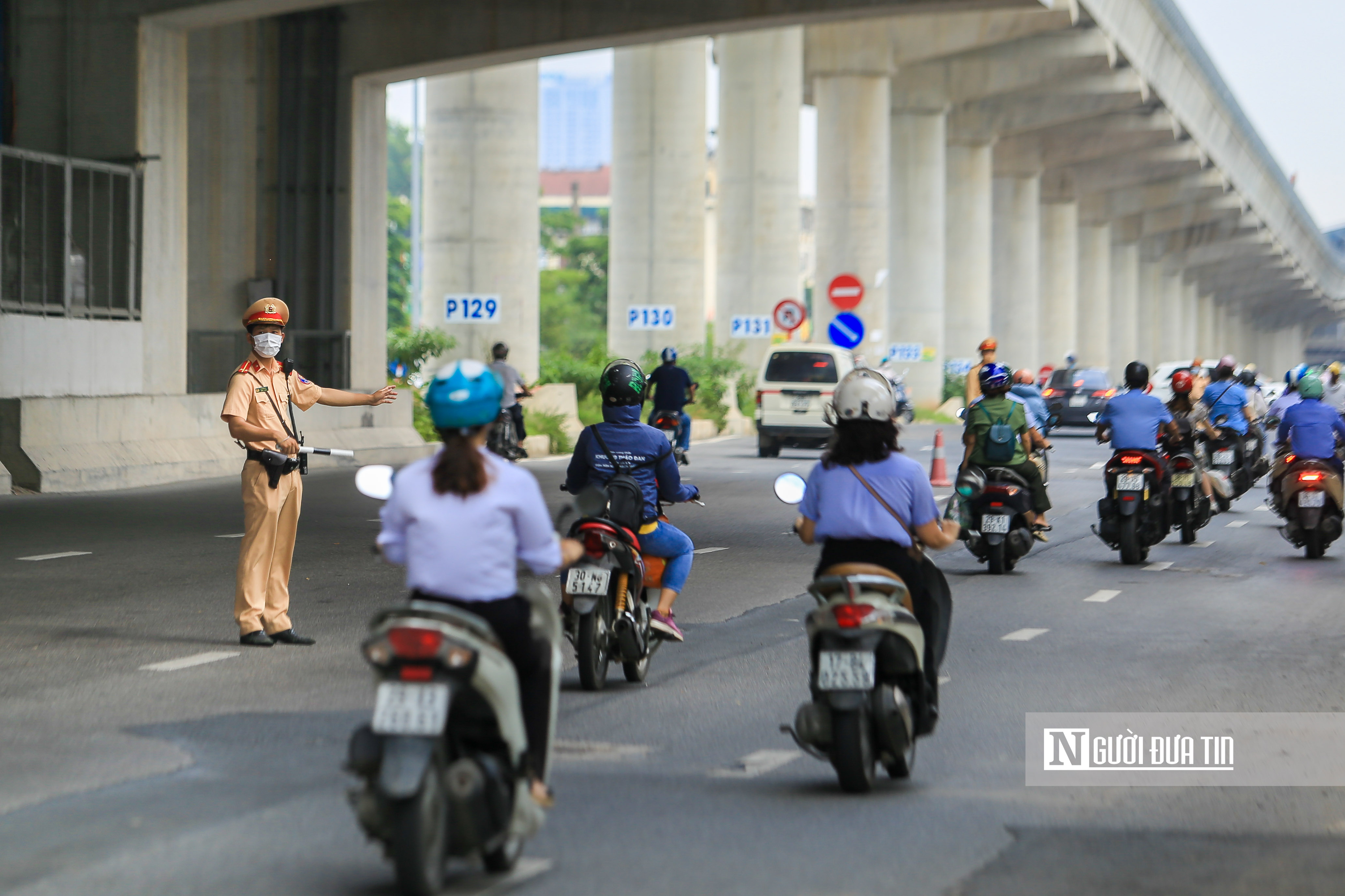 Sự kiện - Hà Nội không còn hình ảnh ùn tắc khi kiểm tra giấy đi đường (Hình 11).