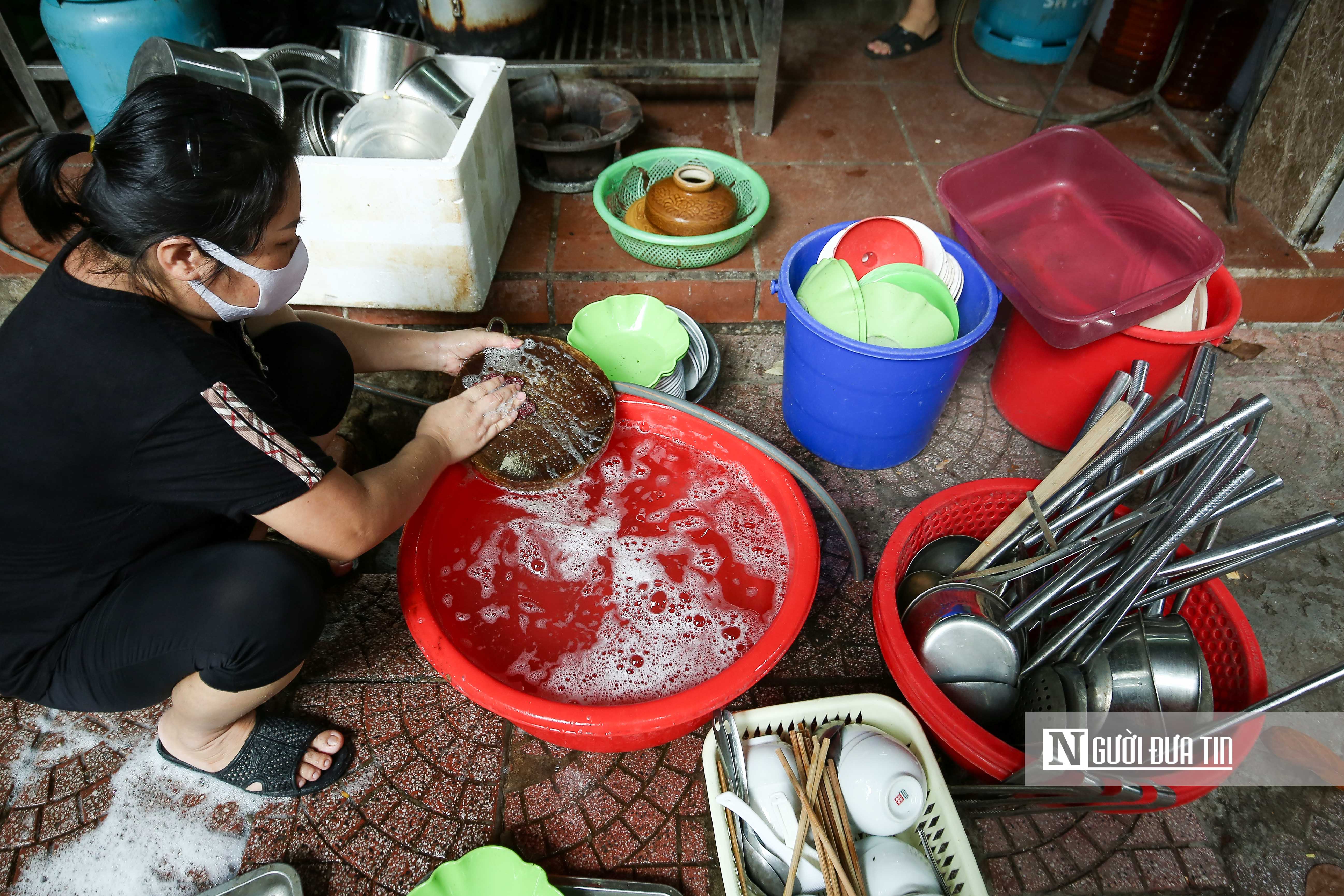 Sự kiện - Hàng quán phấn khởi dọn dẹp chờ mở cửa trở lại (Hình 6).