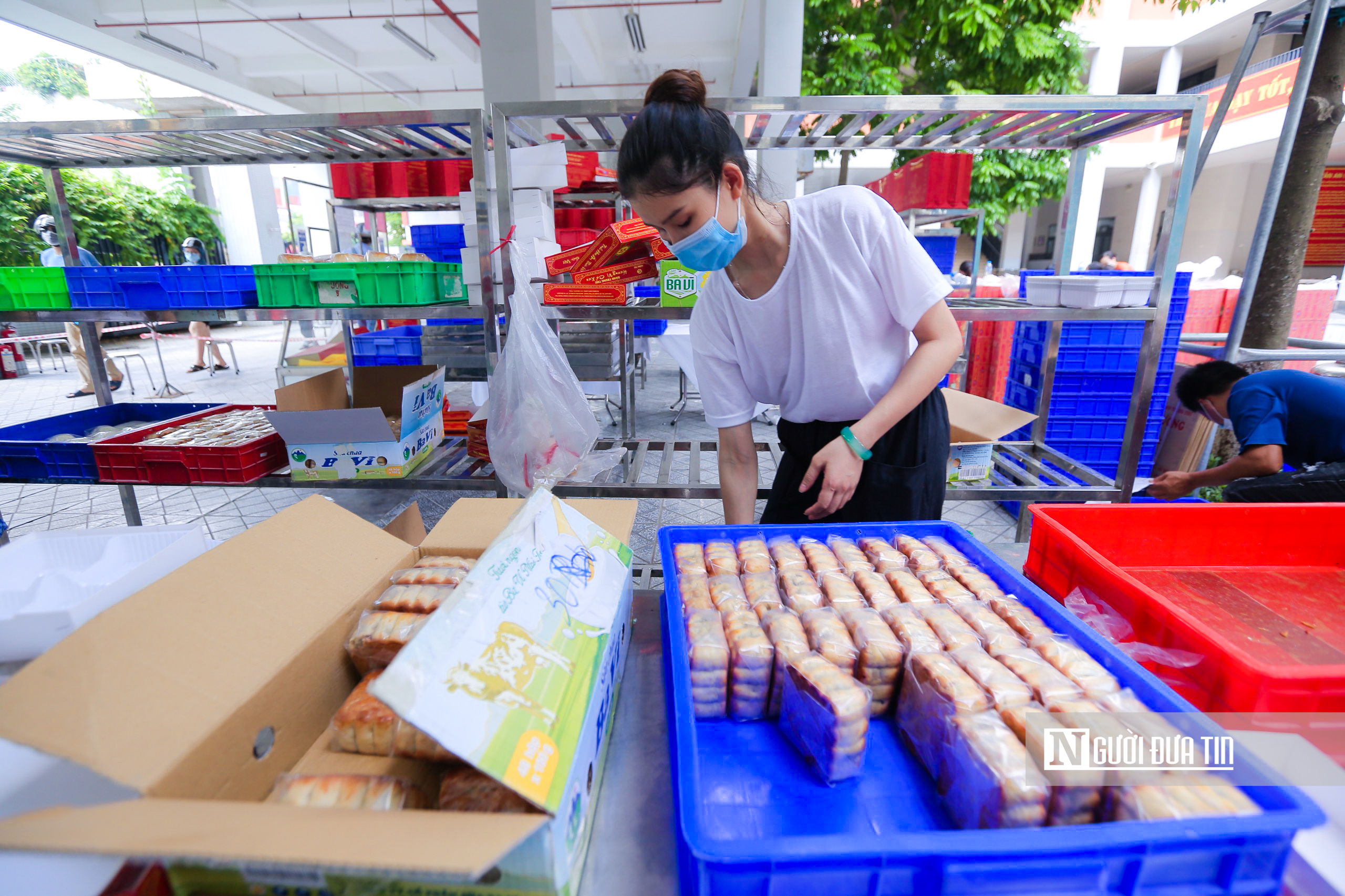 Tiêu dùng & Dư luận - Xếp hàng gần 2 tiếng mới mua được bánh Trung thu ở Hà Nội (Hình 4).
