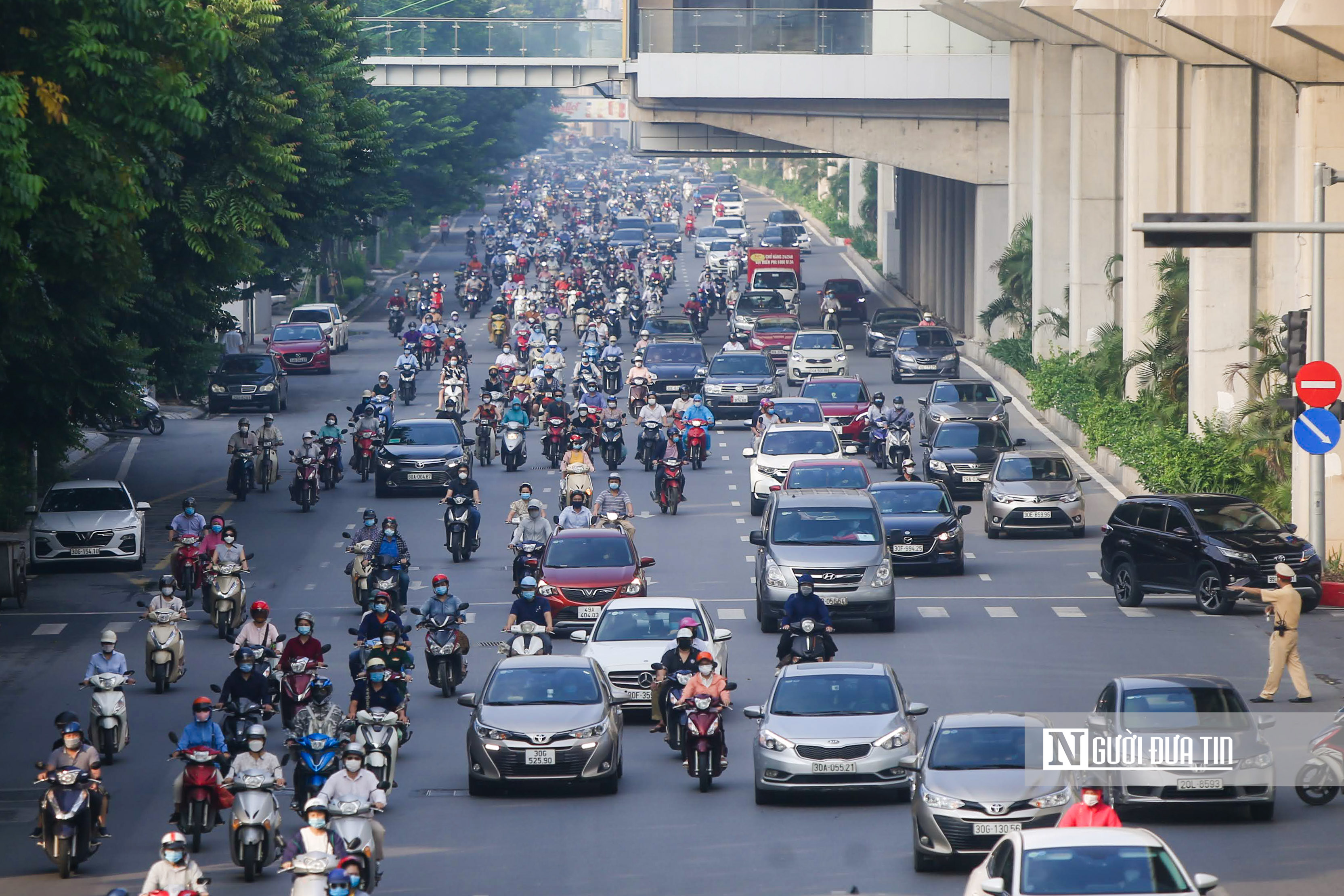 Sự kiện - Hà Nội: Nhiều tuyến đường ùn tắc trong ngày đầu bỏ giấy đi đường (Hình 5).