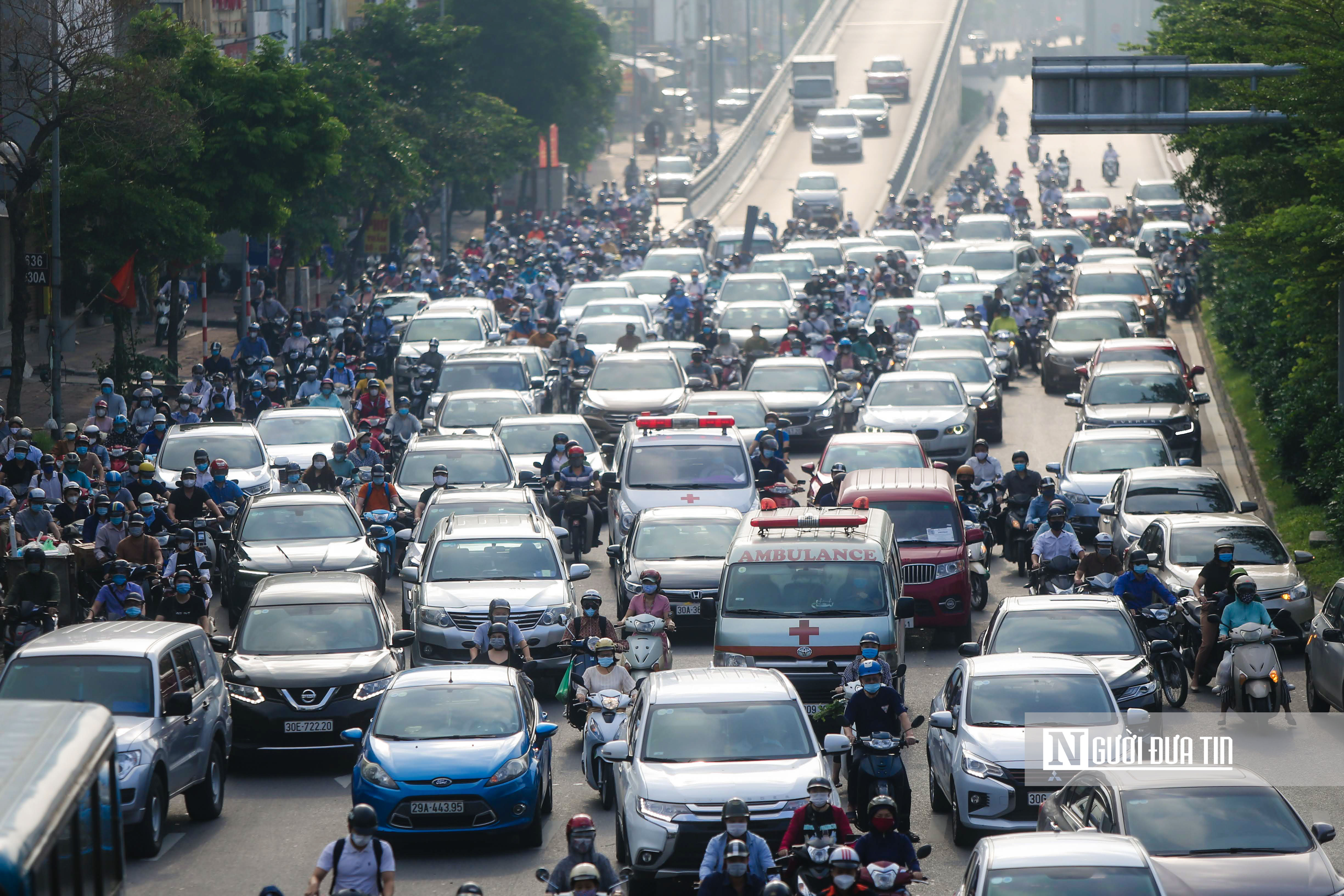 Sự kiện - Hà Nội: Nhiều tuyến đường ùn tắc trong ngày đầu bỏ giấy đi đường (Hình 8).